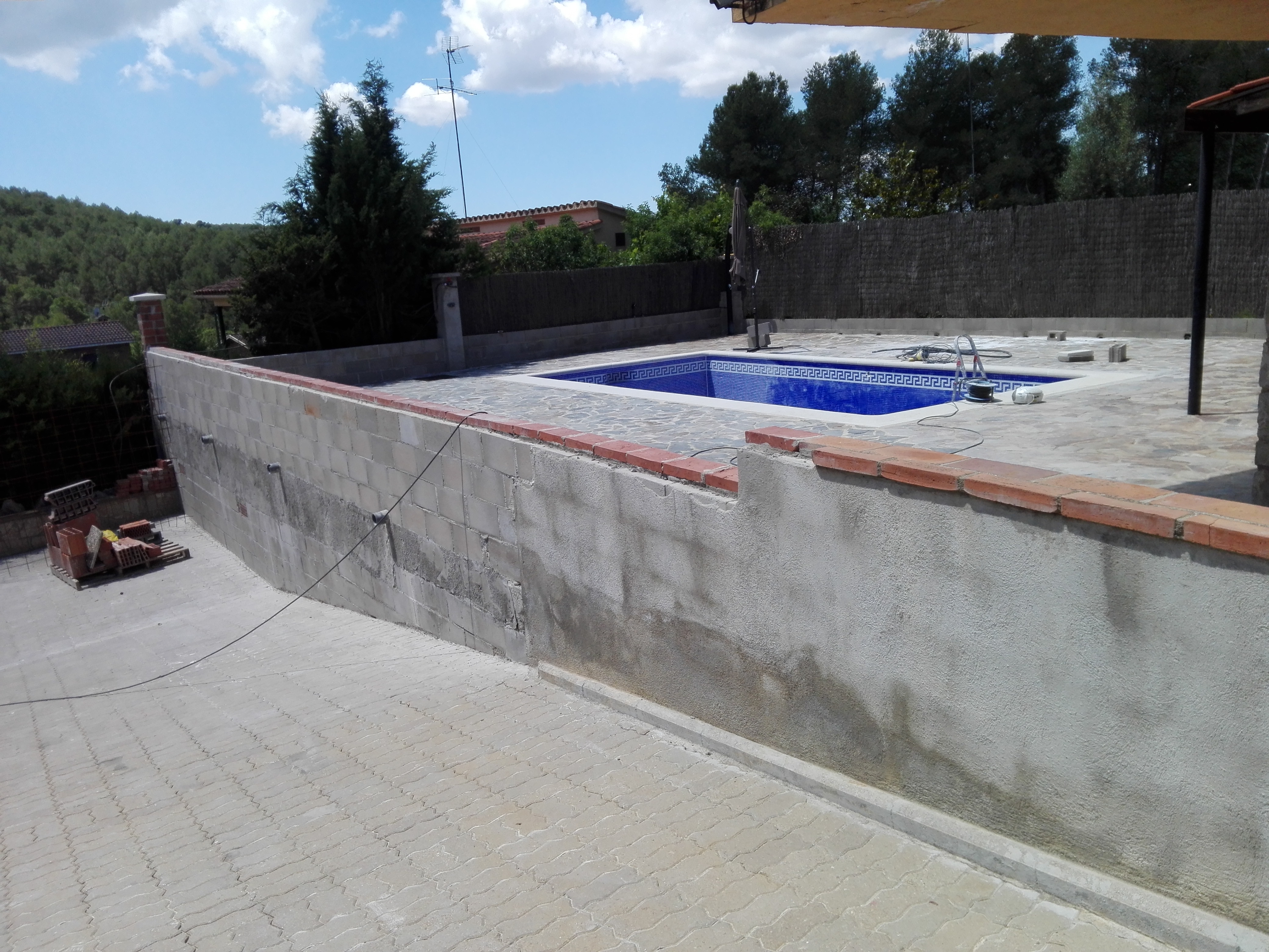 Muro y coronación