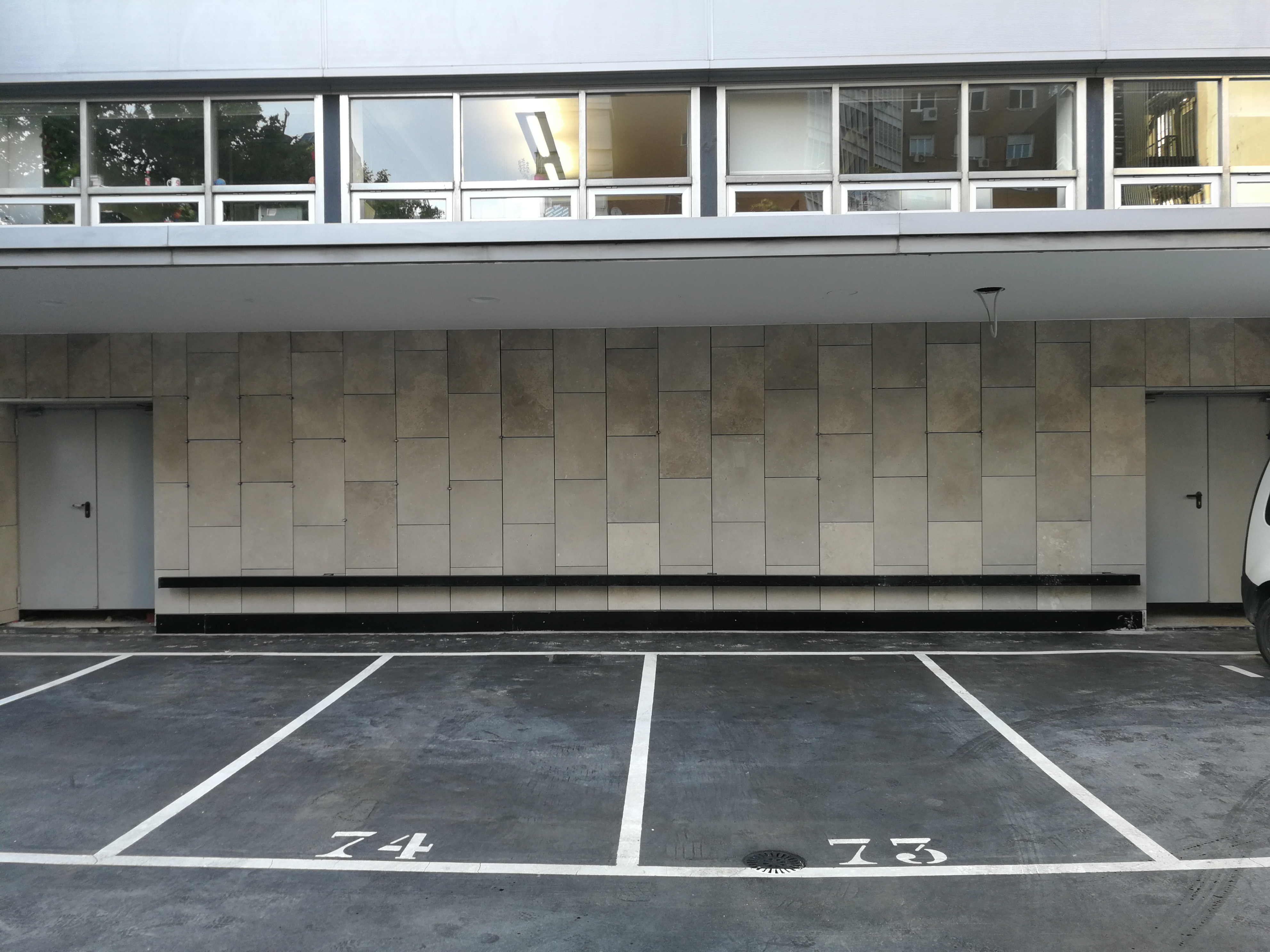 Fachada ventilada de mármol campaspero