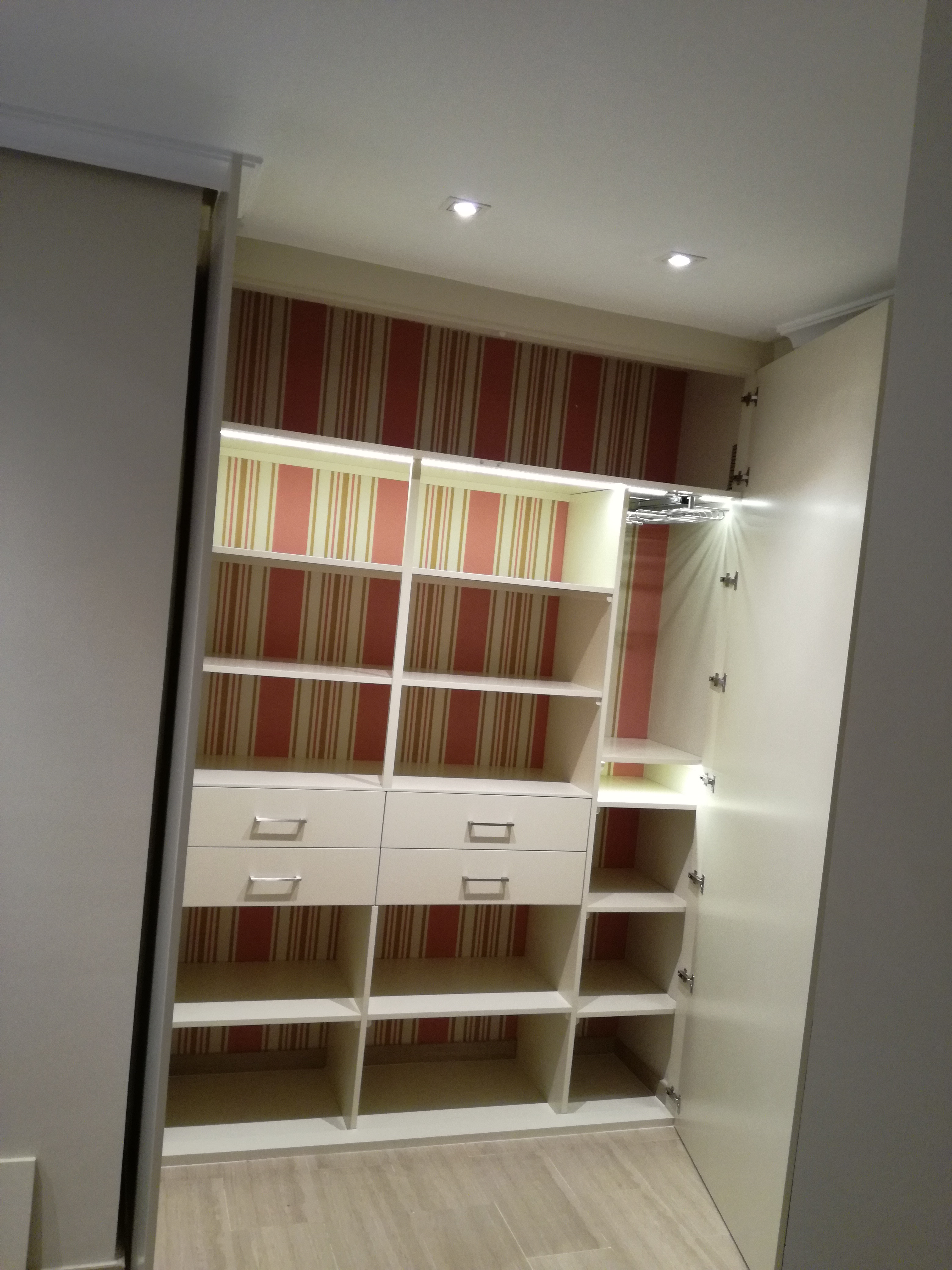 Frente e interior de armario