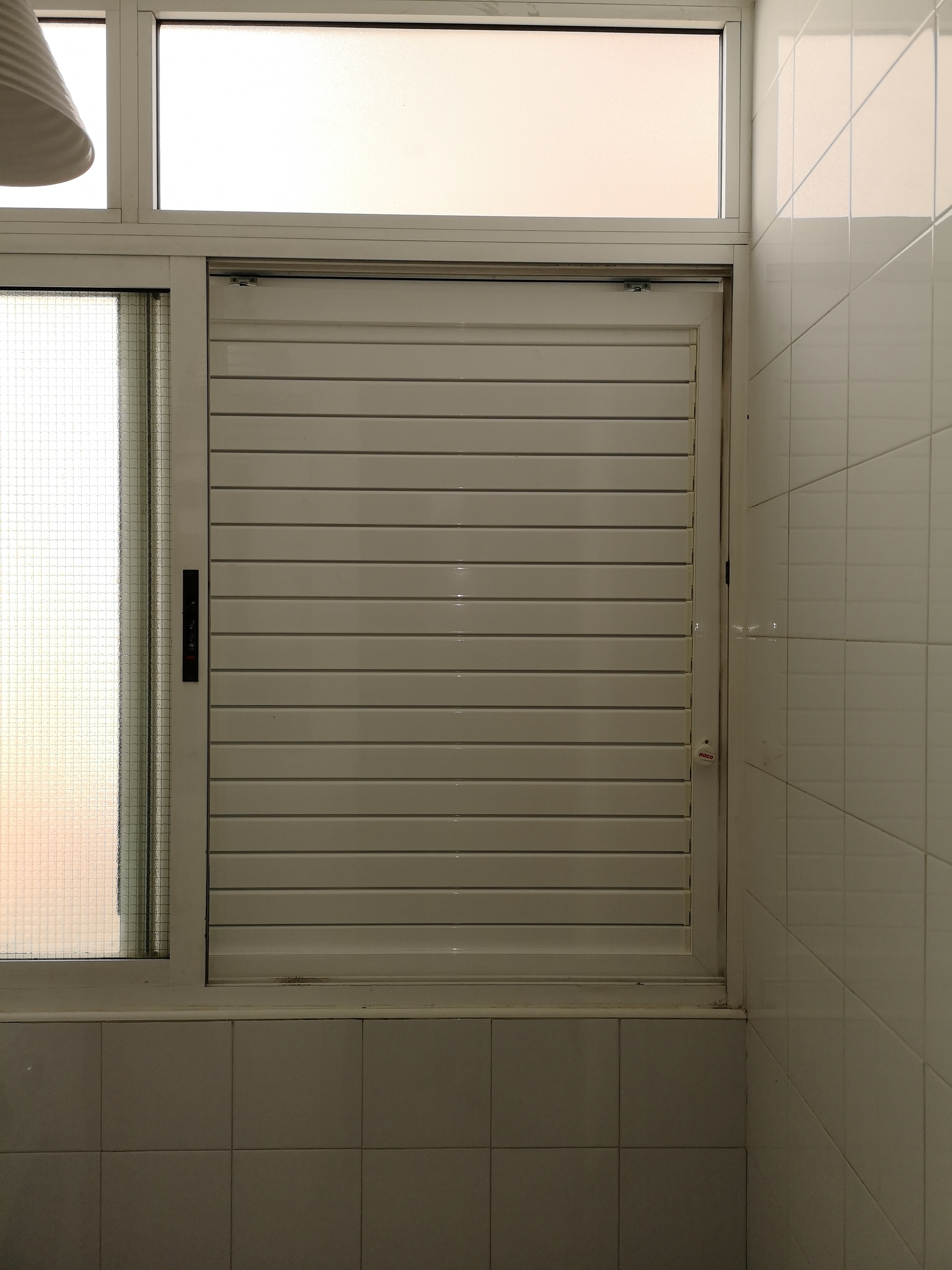 Ventana mallorquina colgante