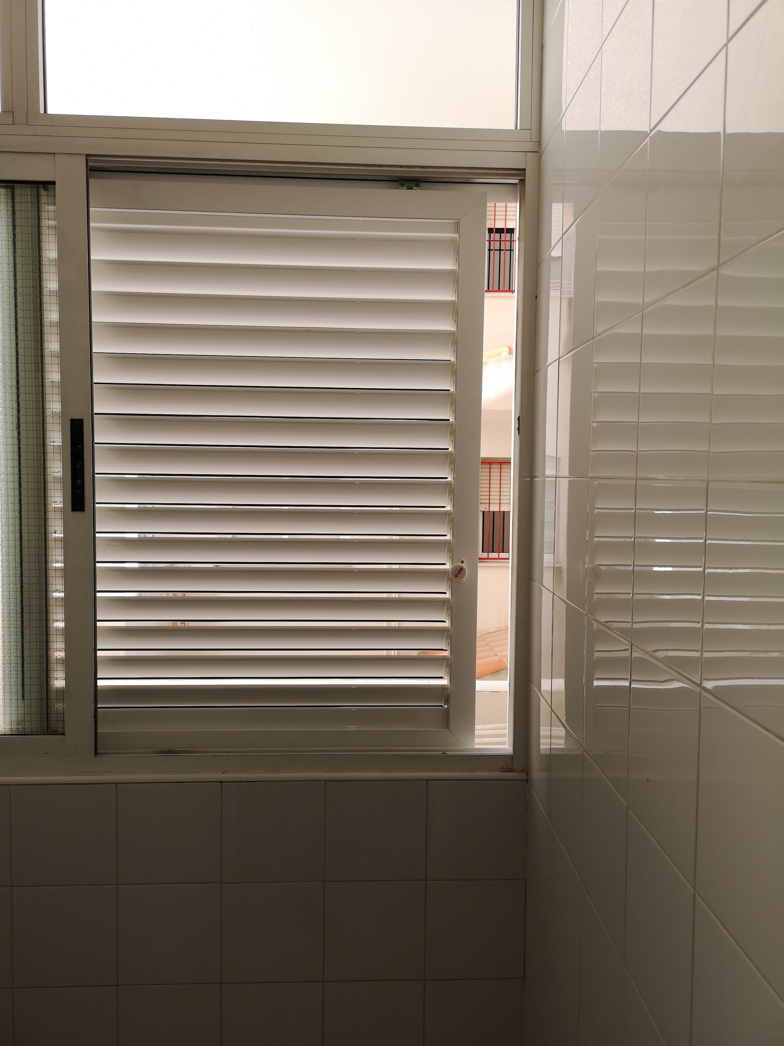 Ventana mallorquina colgante ,aierta