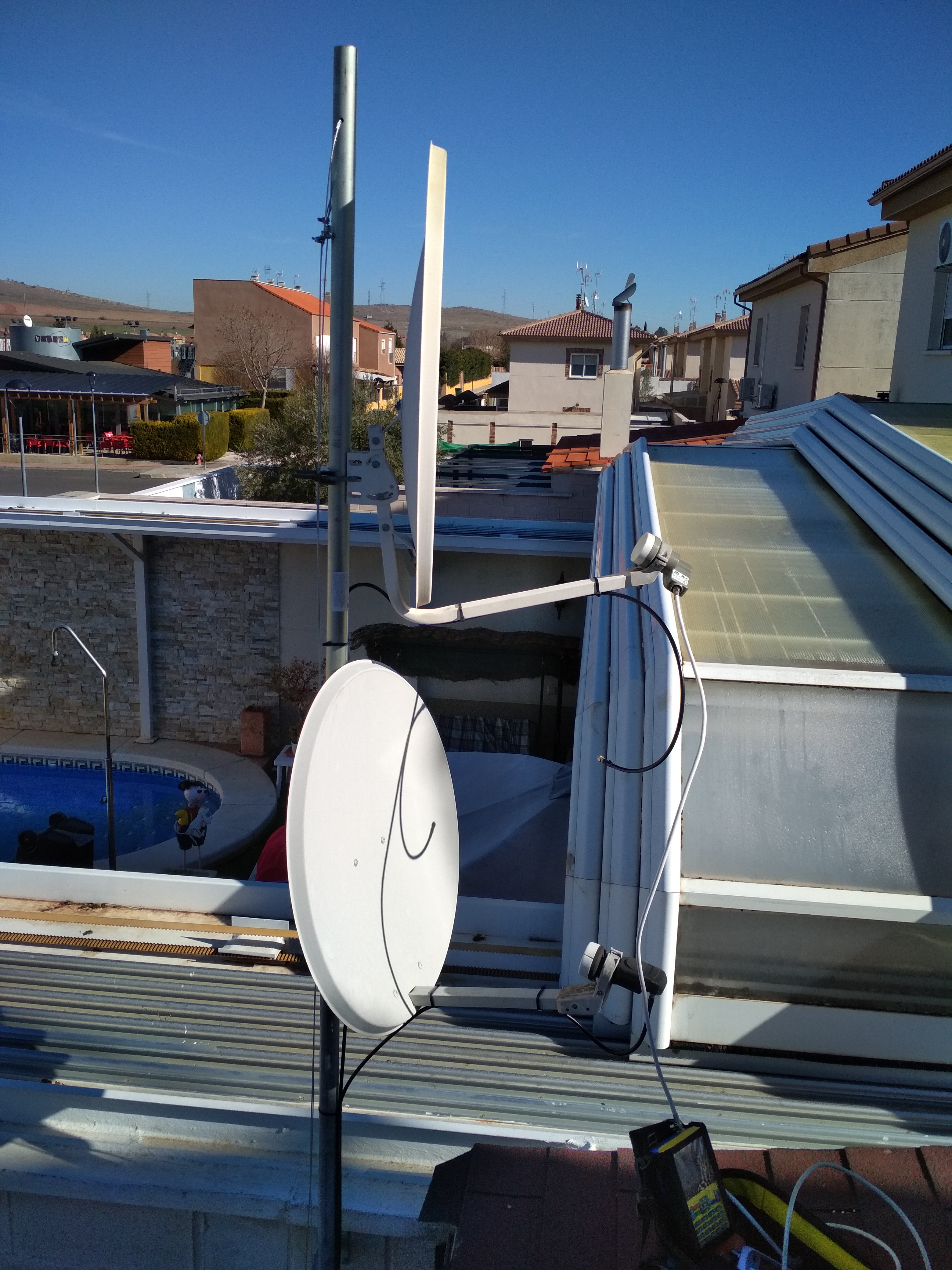 Instalación de dos antenas parabólicas.