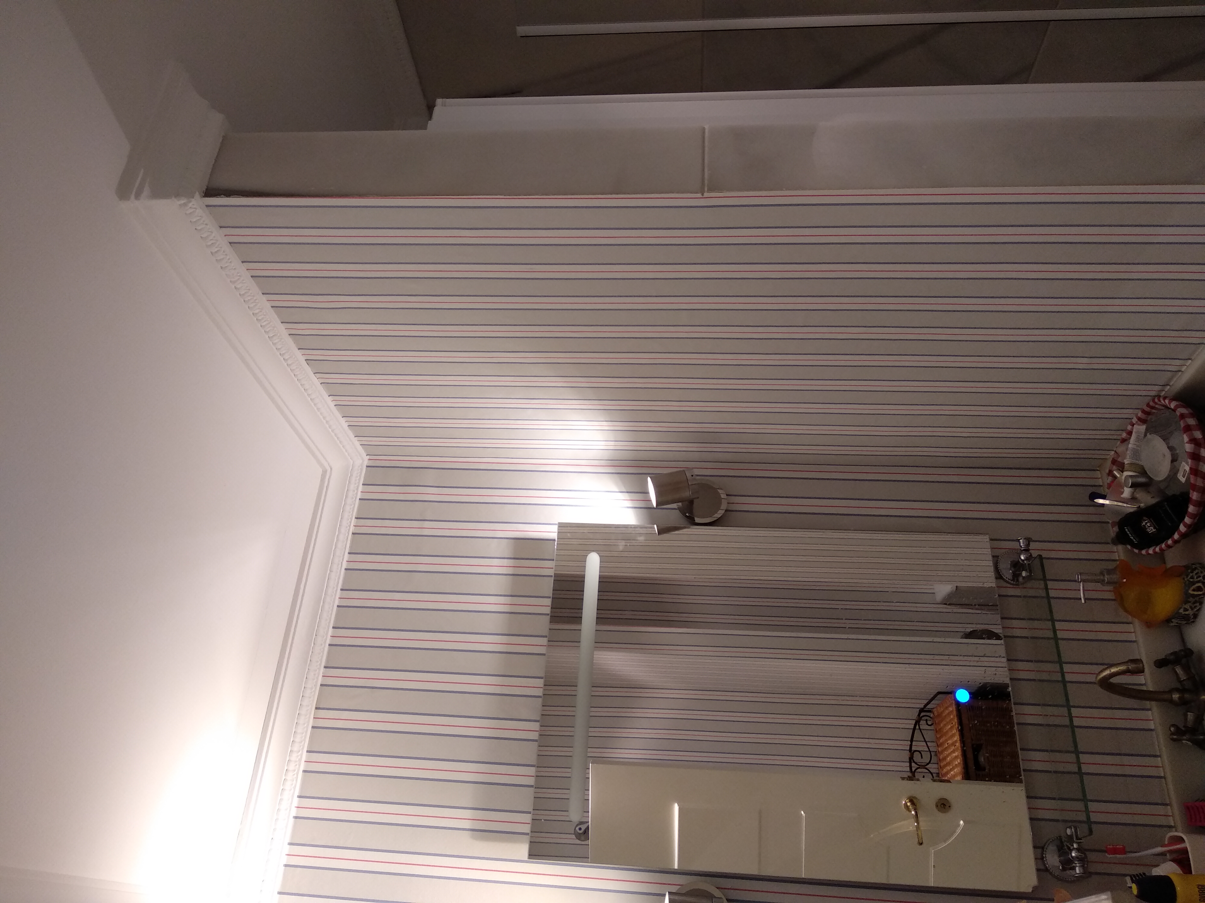 Baño con papel pintado