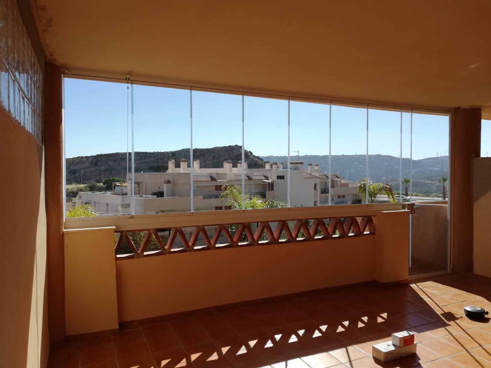 Terraza cerrada con cortinas de cristal y puerta con cerradura