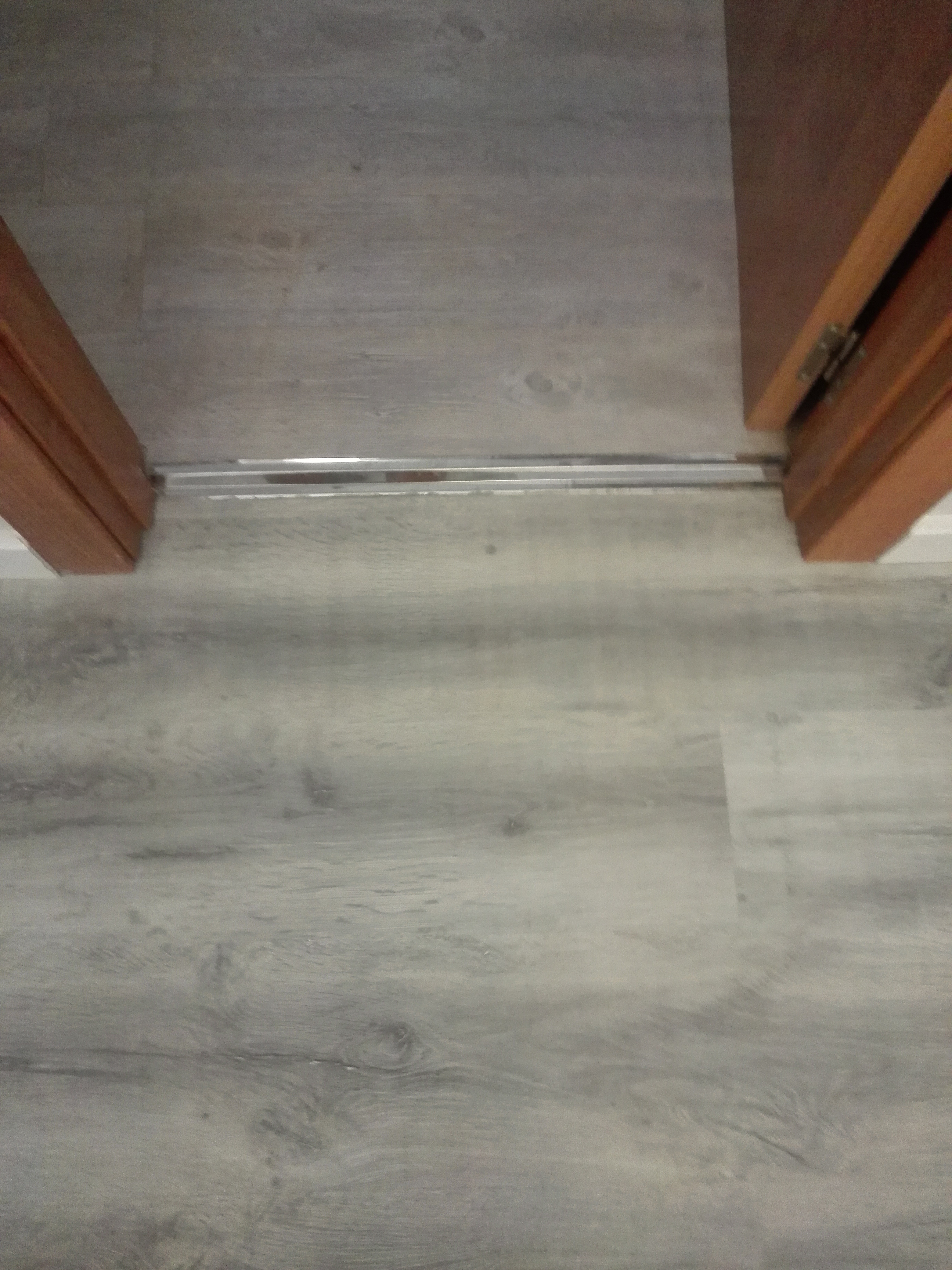 Suelo laminado gris ceniza