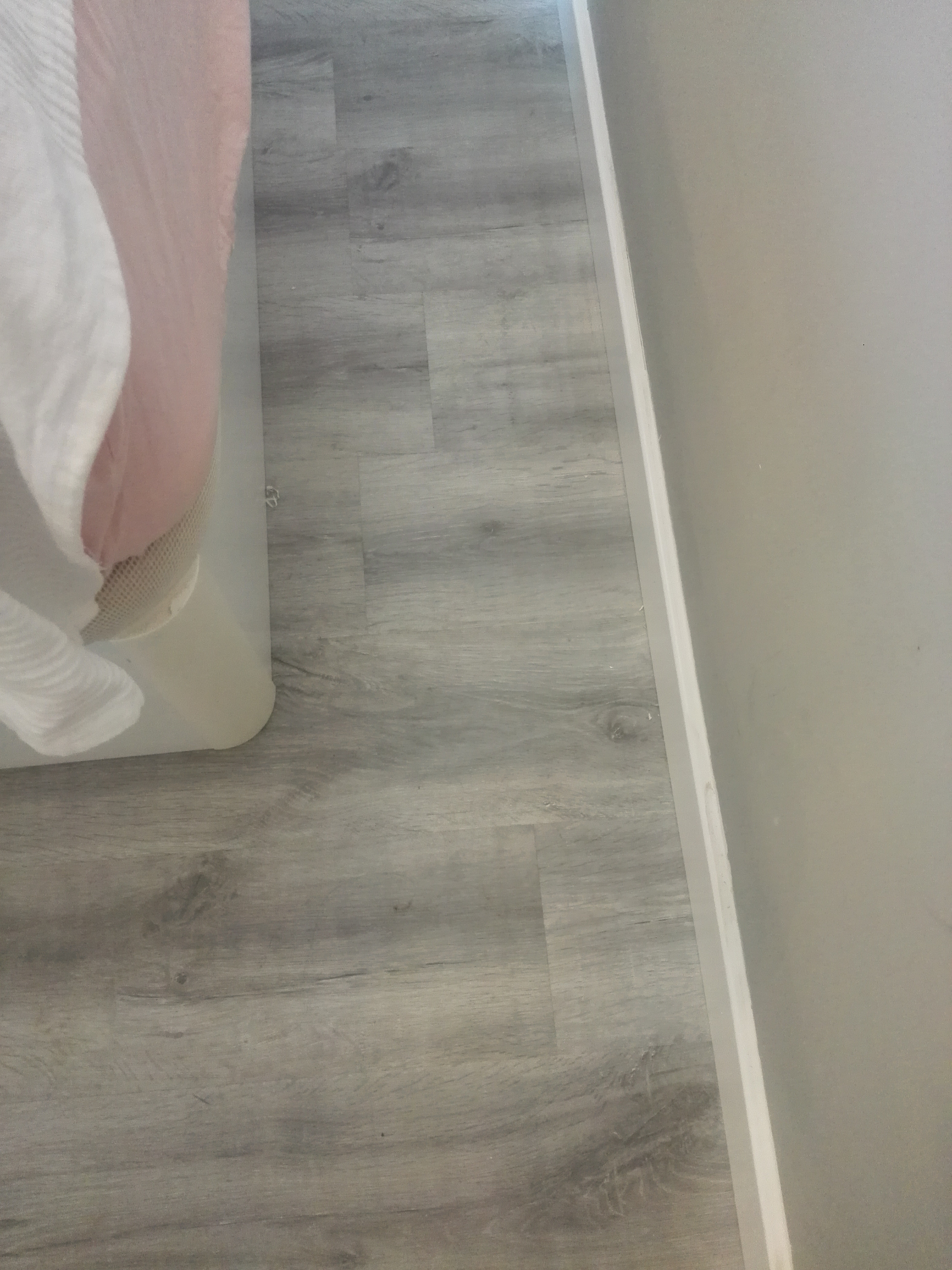 Suelo laminado gris ceniza