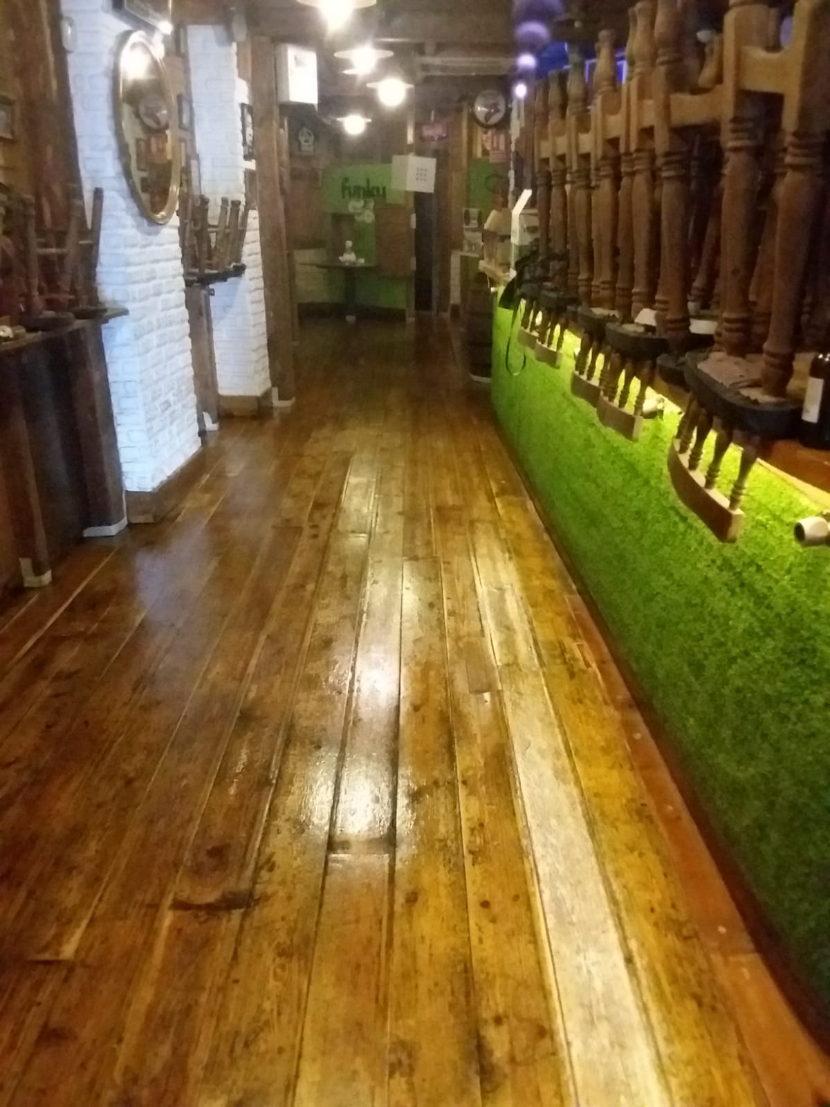 Acuchillado y barnizado del suelo del Pub Funky Food (Valencia)