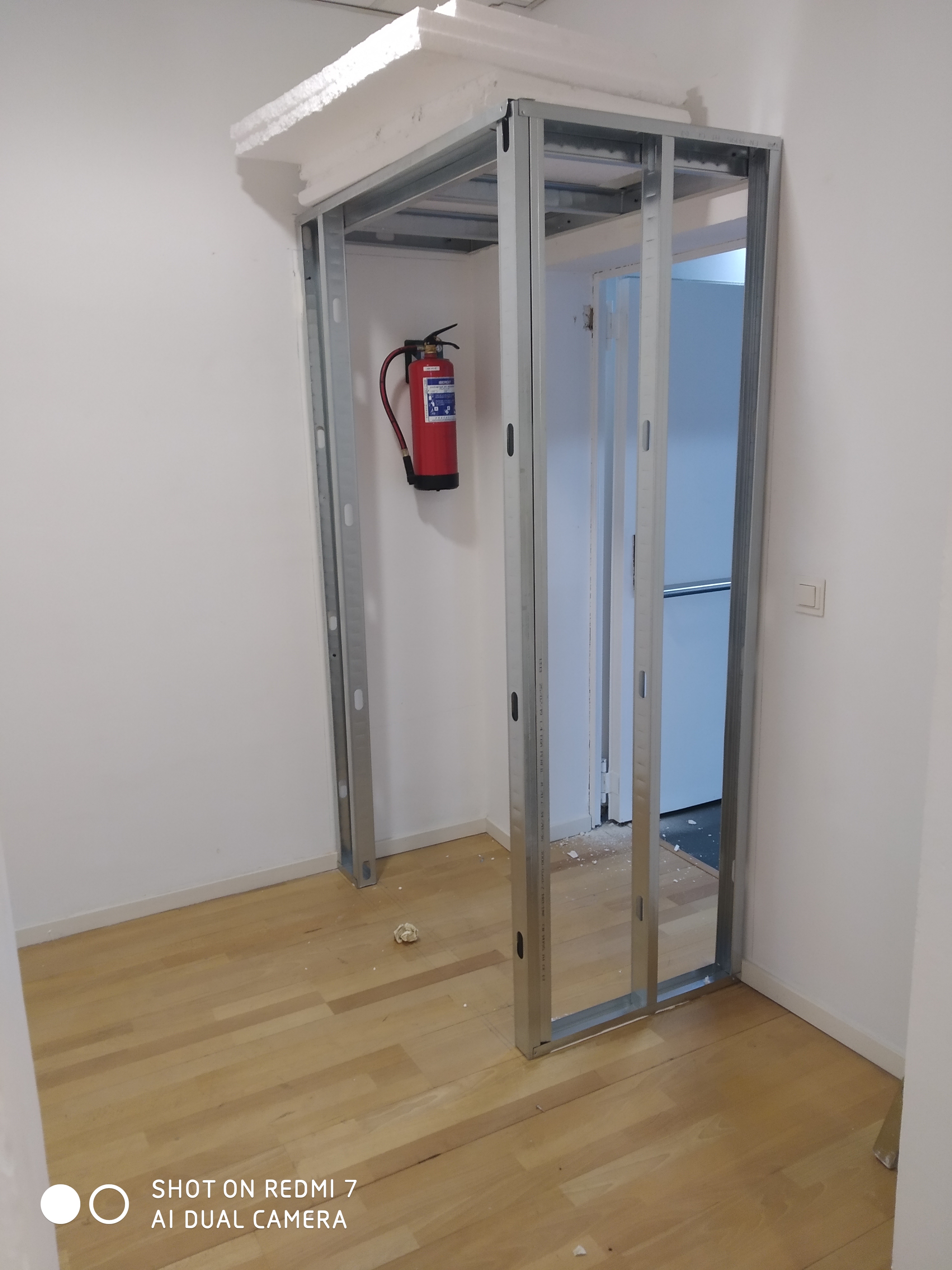 Reubicación de puerta de emergencia