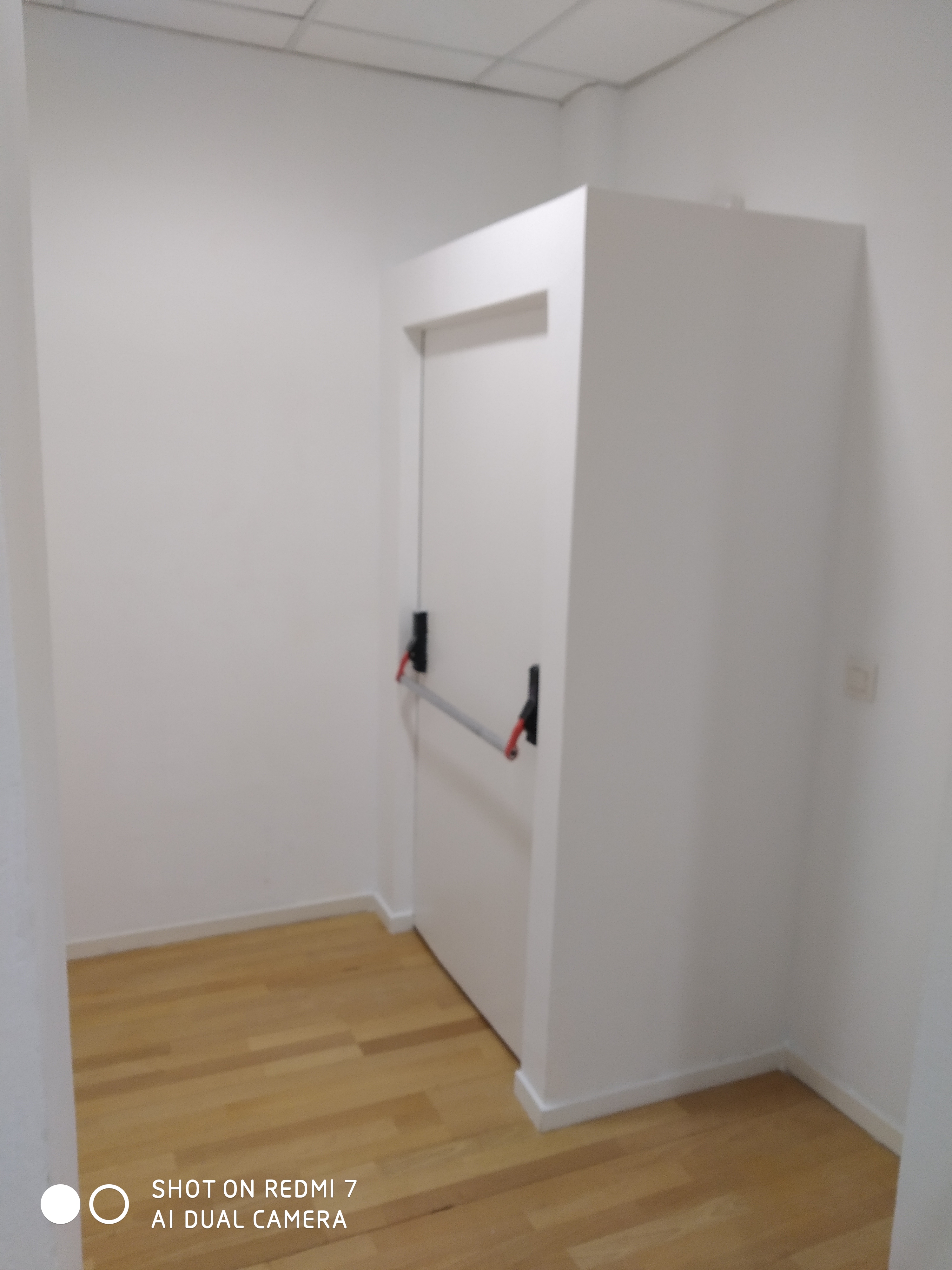 Reubicación de puerta de emergencia