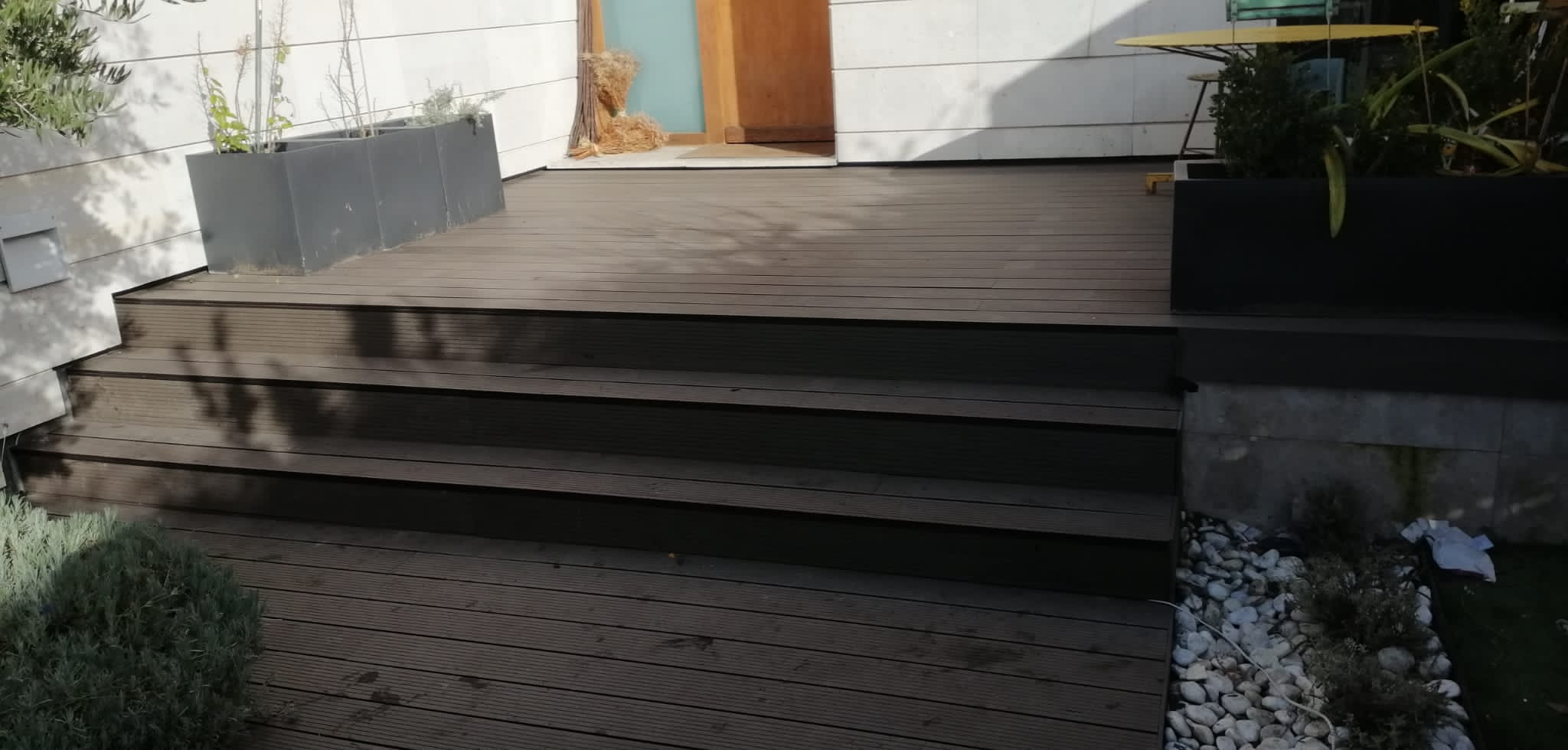 Tarima composite en terraza