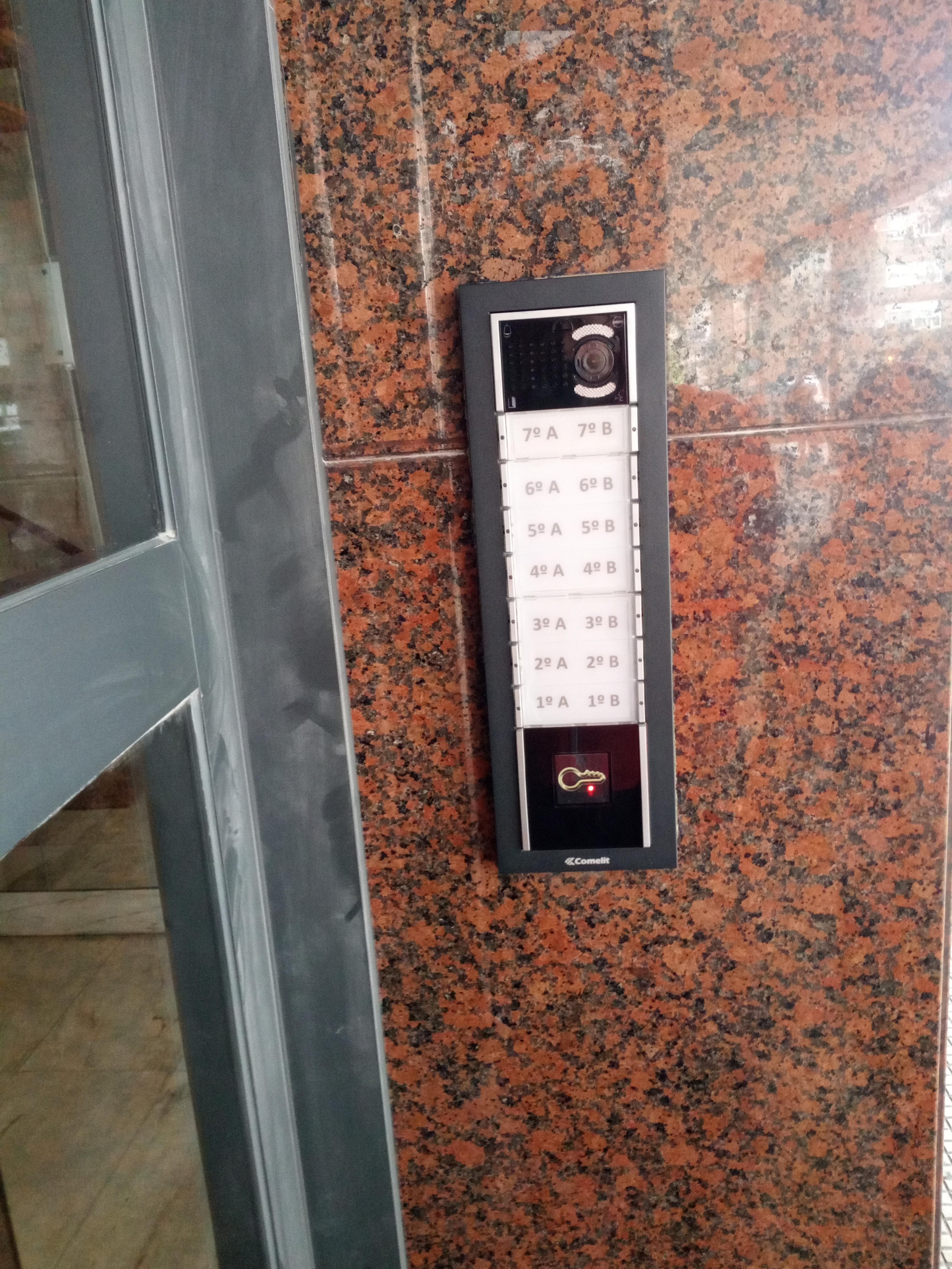 Instalación de 14 videoporteros con acceso por llavero en color antracita.