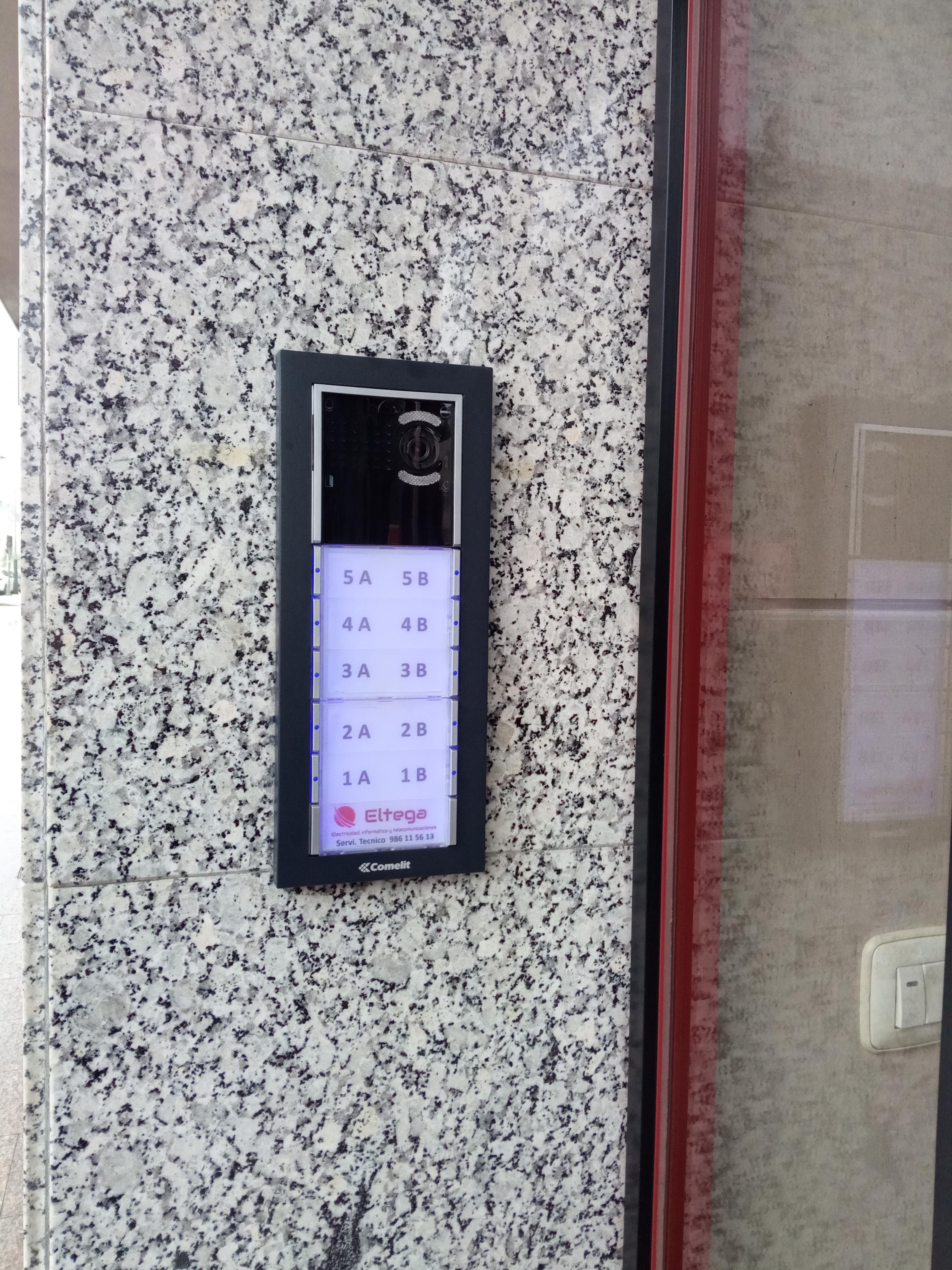 Instalación de 10 videoporteros en color antracita