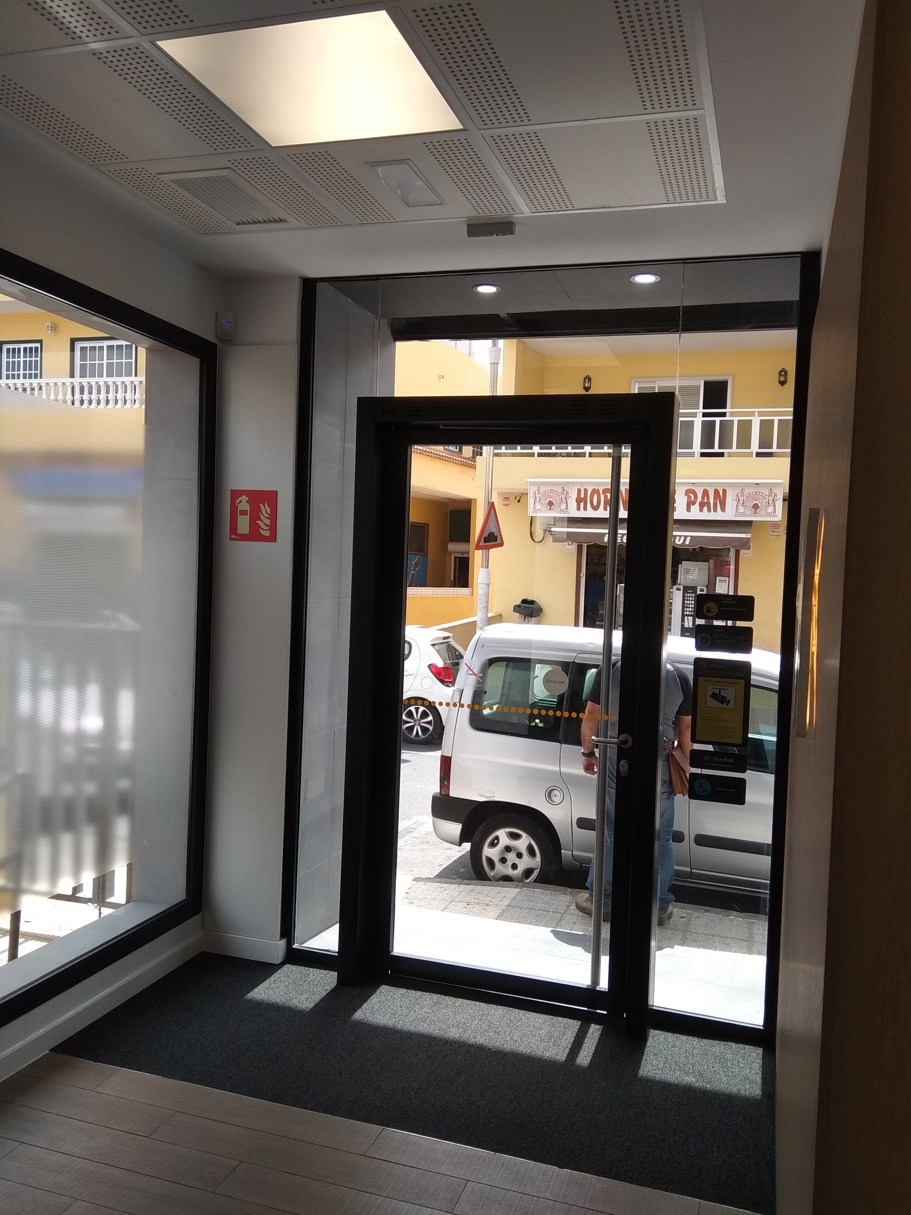 PUERTA EN FACHADA OFICINA