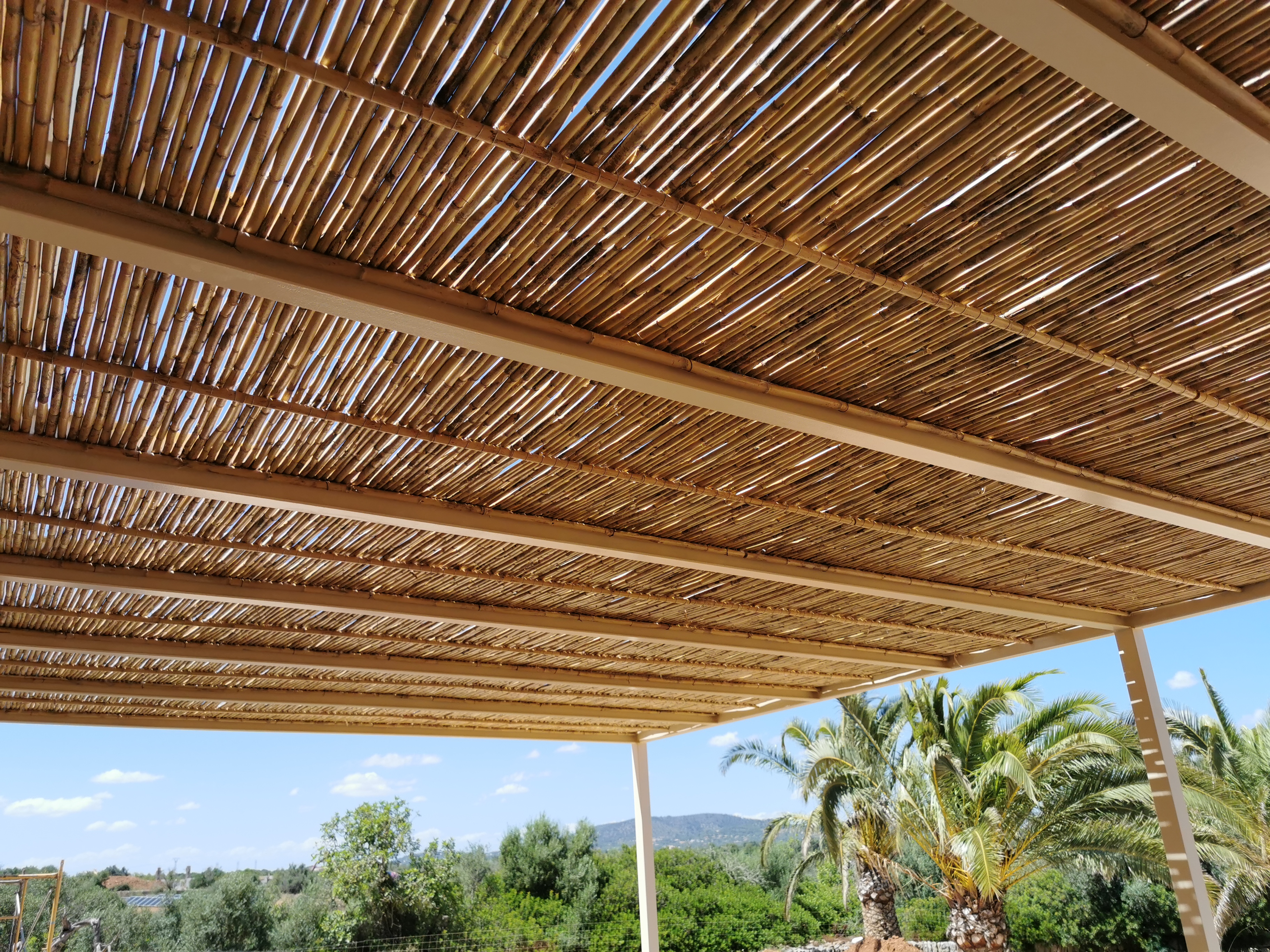 Pintura de Estructura de Pérgola y Colocación de Cañizo