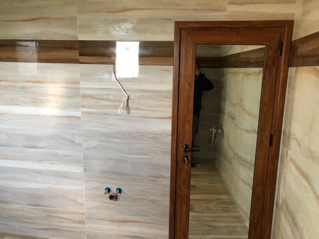 Puerta aluminio color Roble dorado con espejo