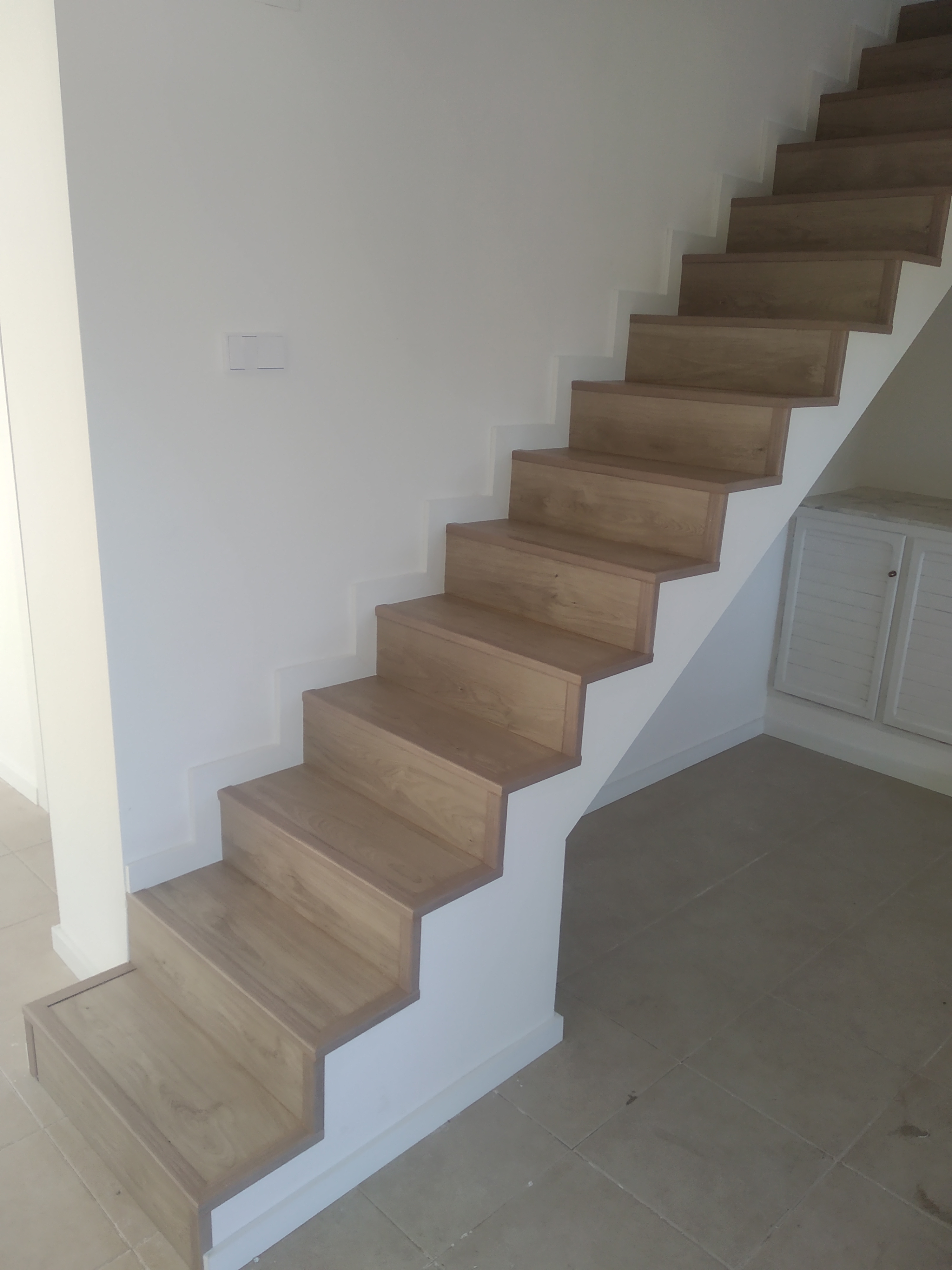 Escalera forrada con suelo laminado