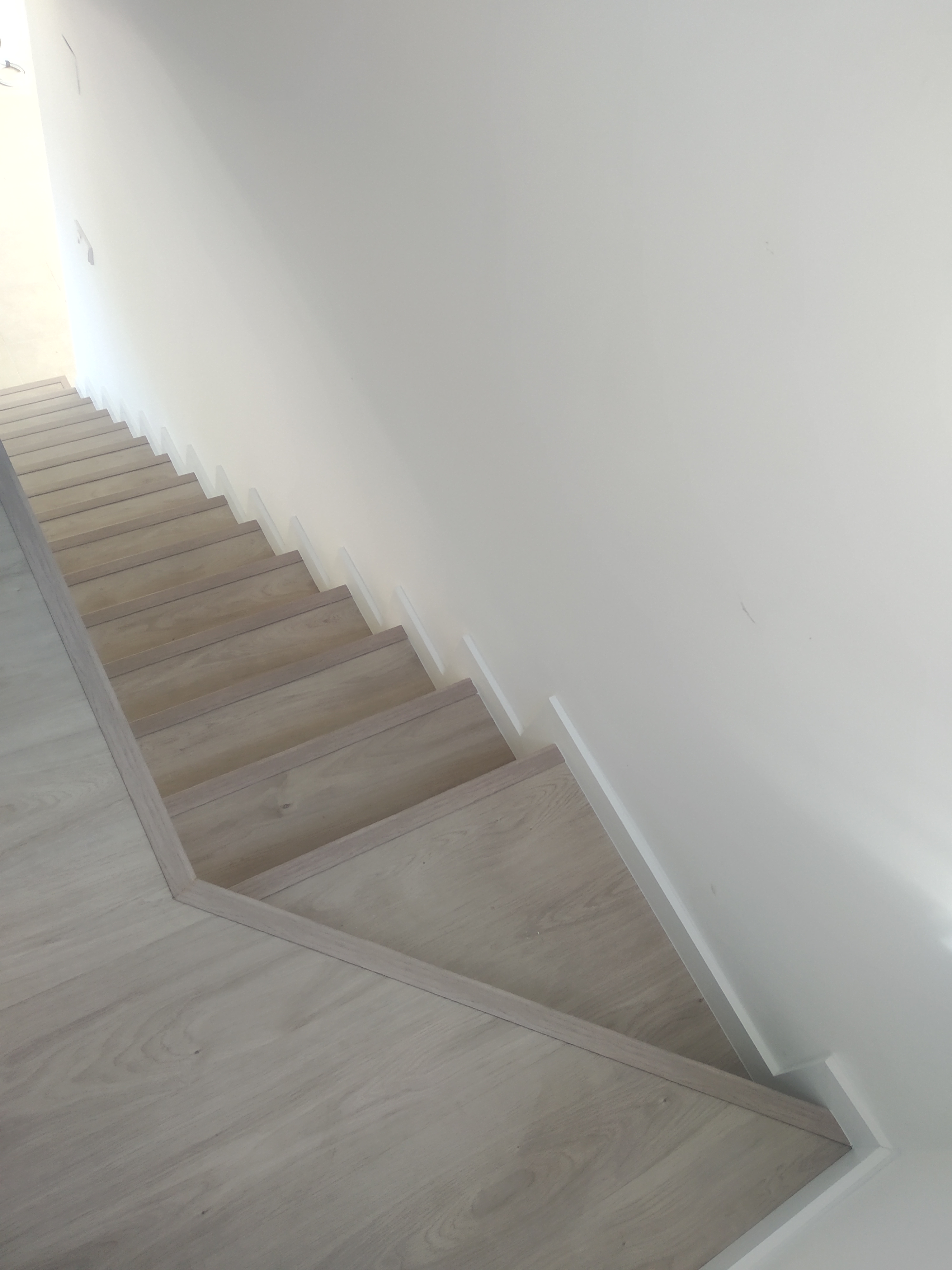 Suelo lamimnado y Escalera (vista desde primera planta)