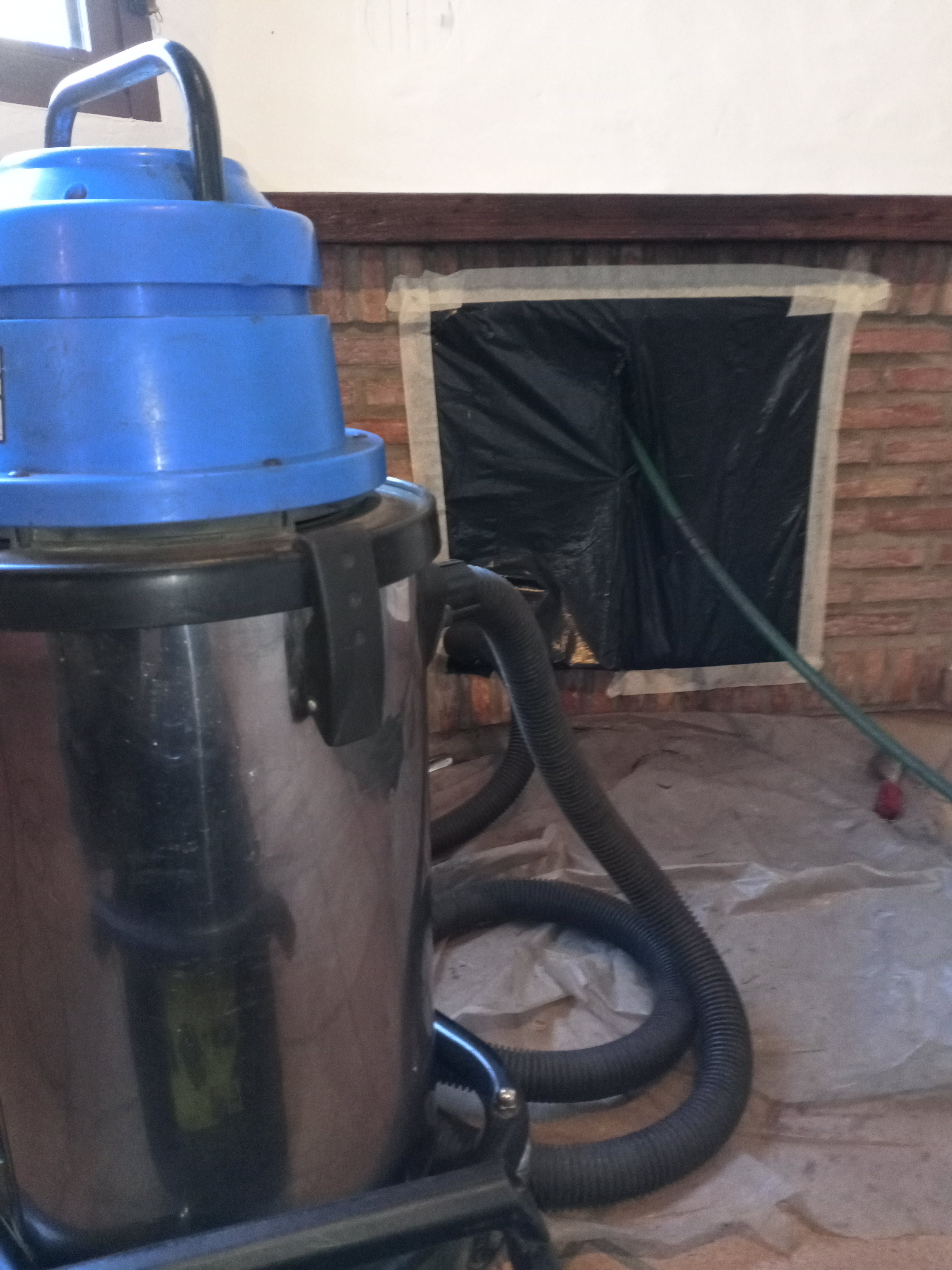 Sistema de deshollinado en chimenea abierta