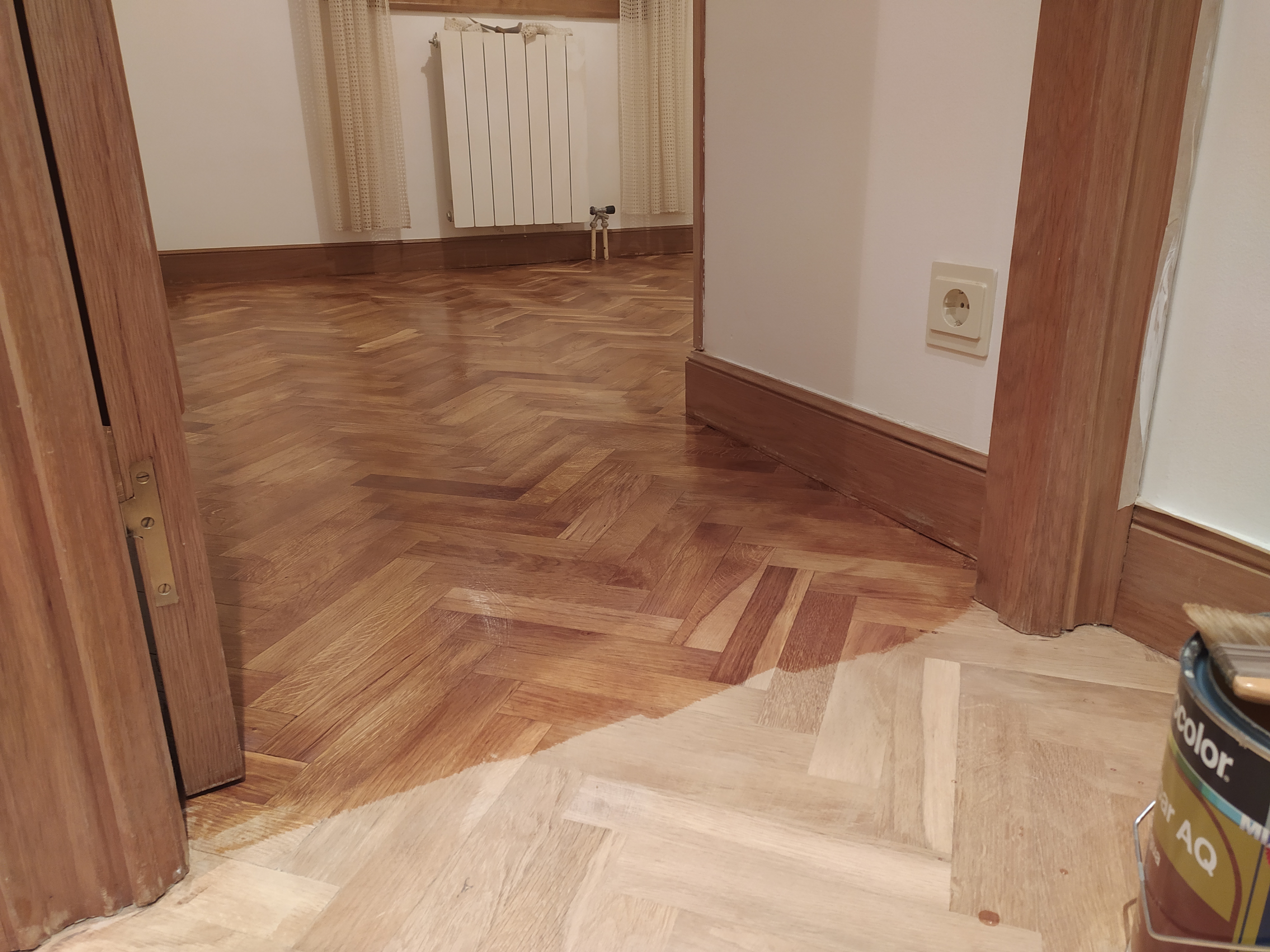 Proceso de barnizado de suelo natural