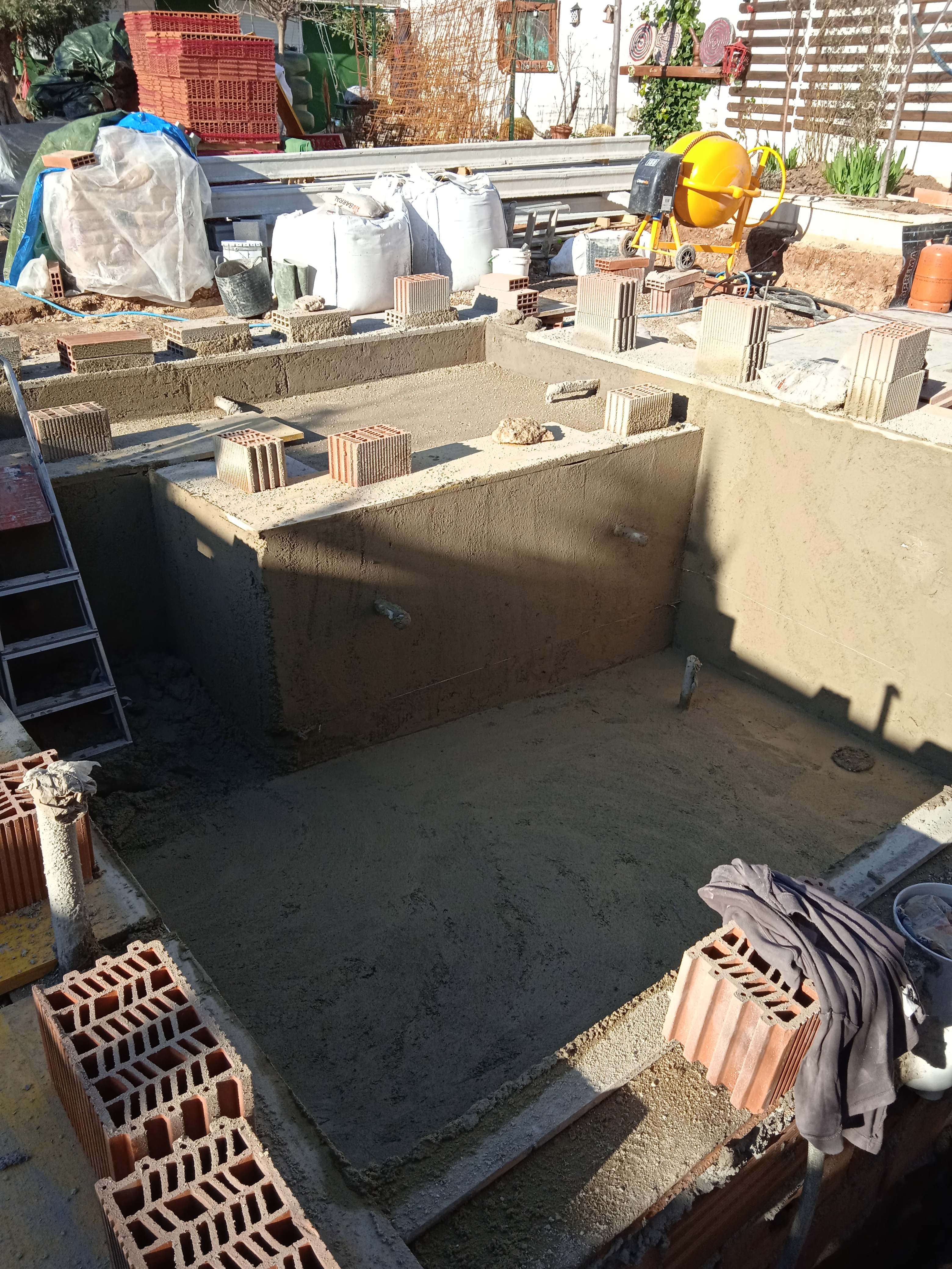 Construcción de piscinas y yacusis