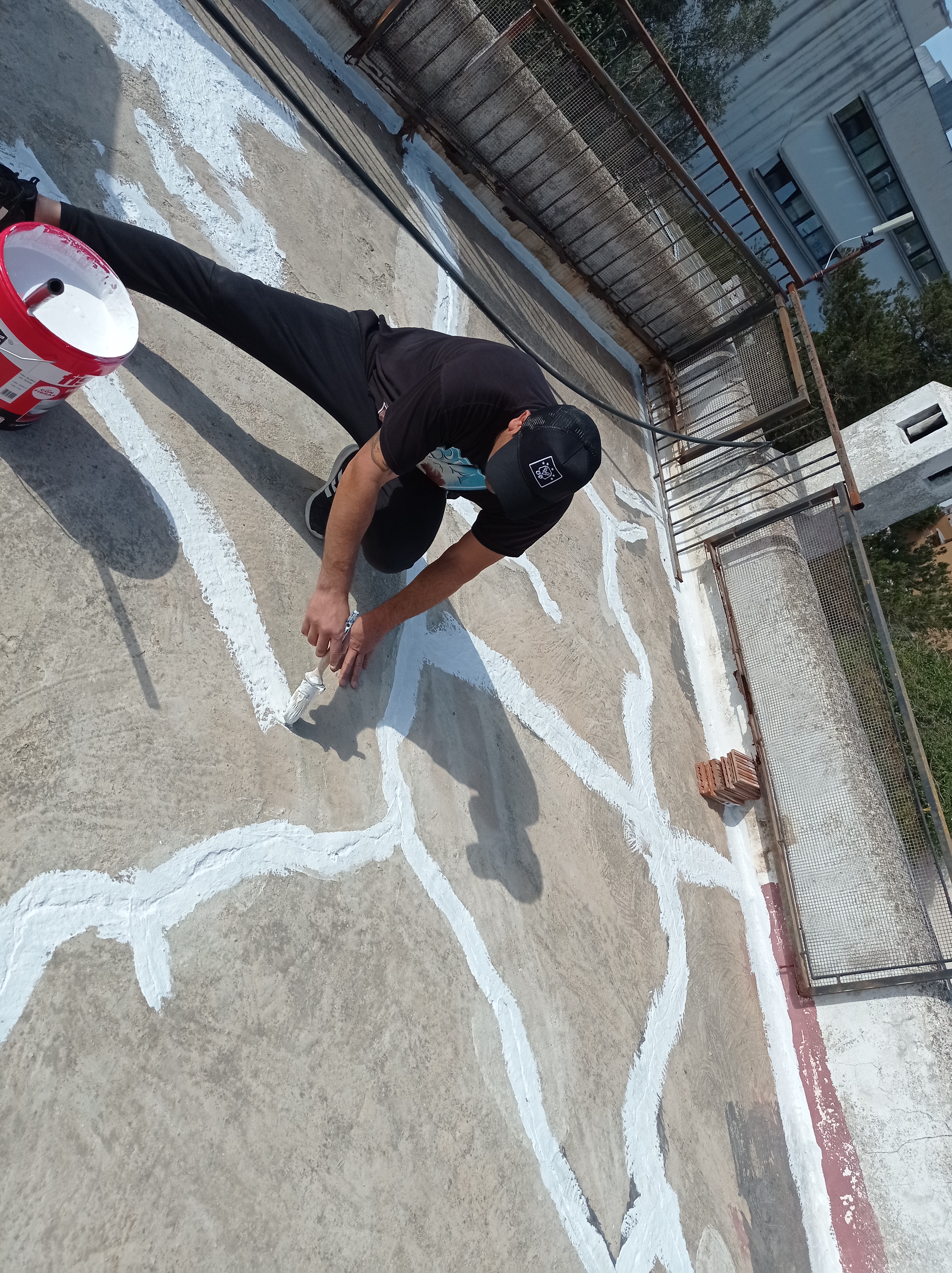 Trabajo de reparación de grietas en el techo con pintura de fibra.