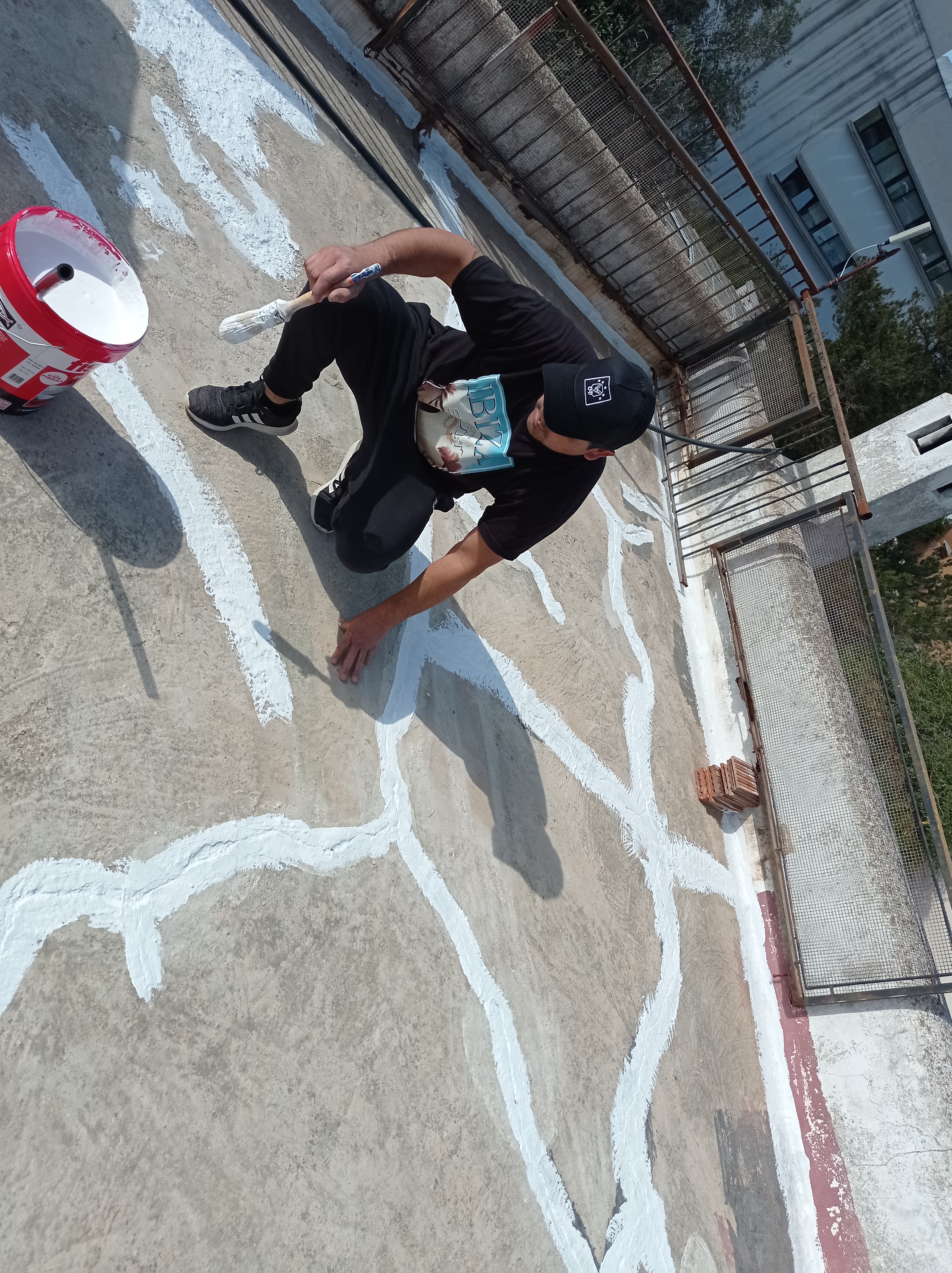 Reparación de grietas en el techo con pintura de fibra.