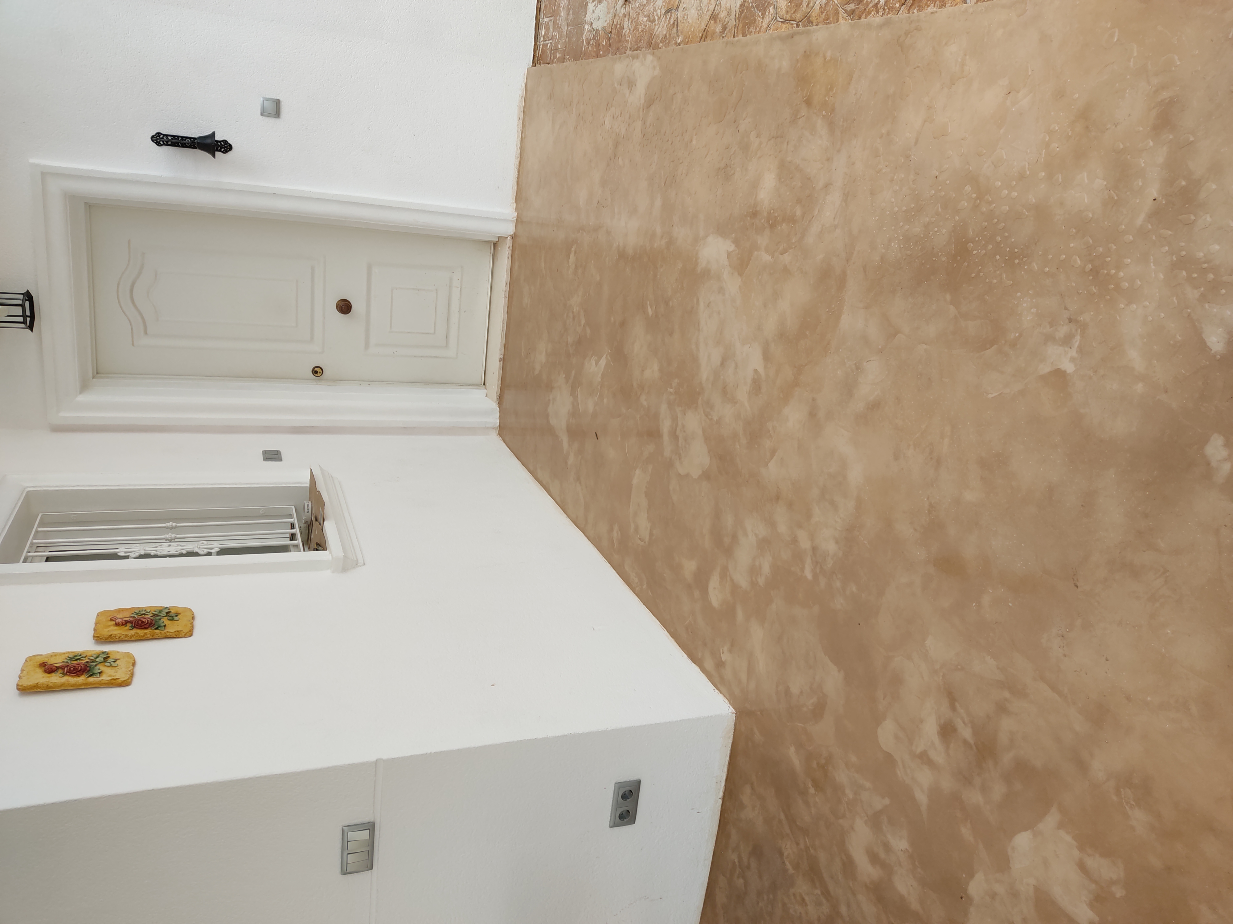 SALON EXTERIOR DE MICROCEMENTO BICOLOR CON ACABADO BRILLO CRISTAL