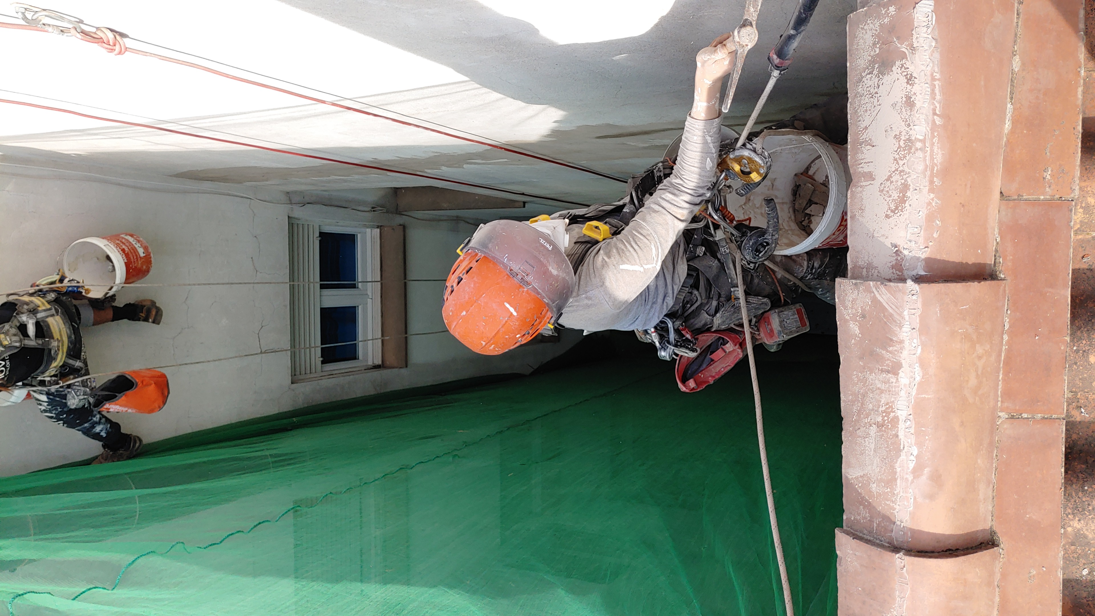 Rehabilitació pati de llums treballs de reparació.