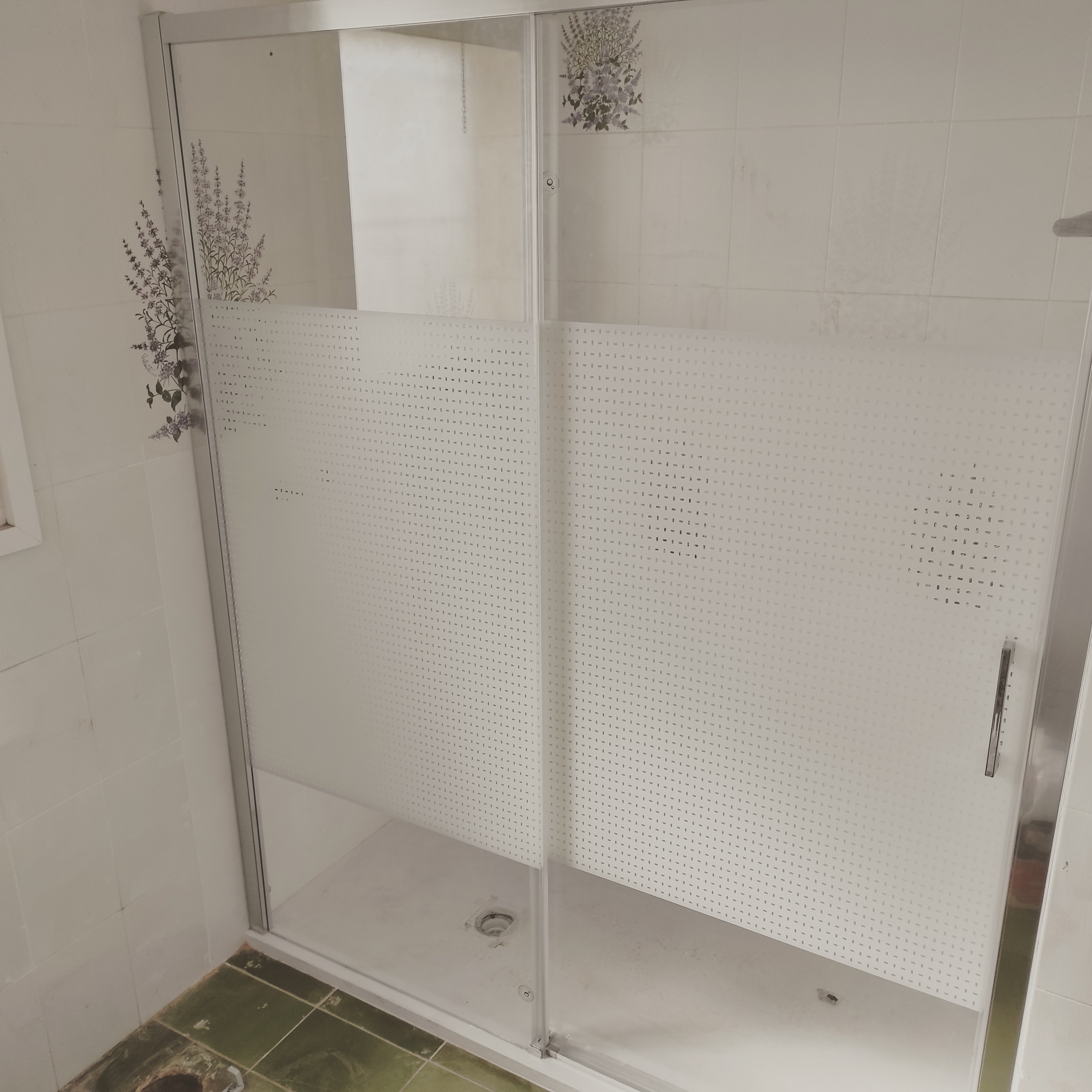 Mampara con vidrio antical y perfiles cromados