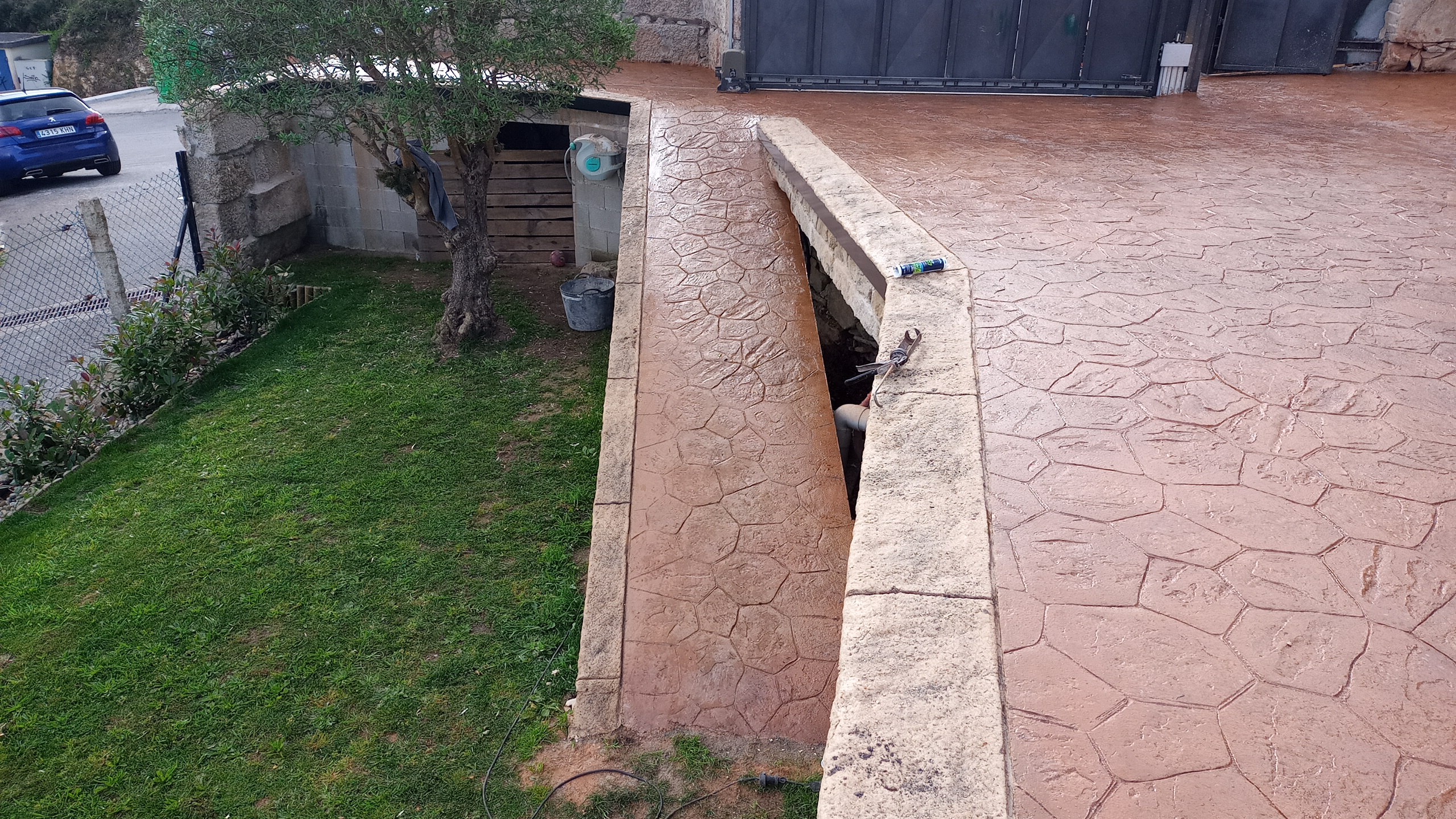 Impreso piedra irregular y cenefa imitación piedra natural