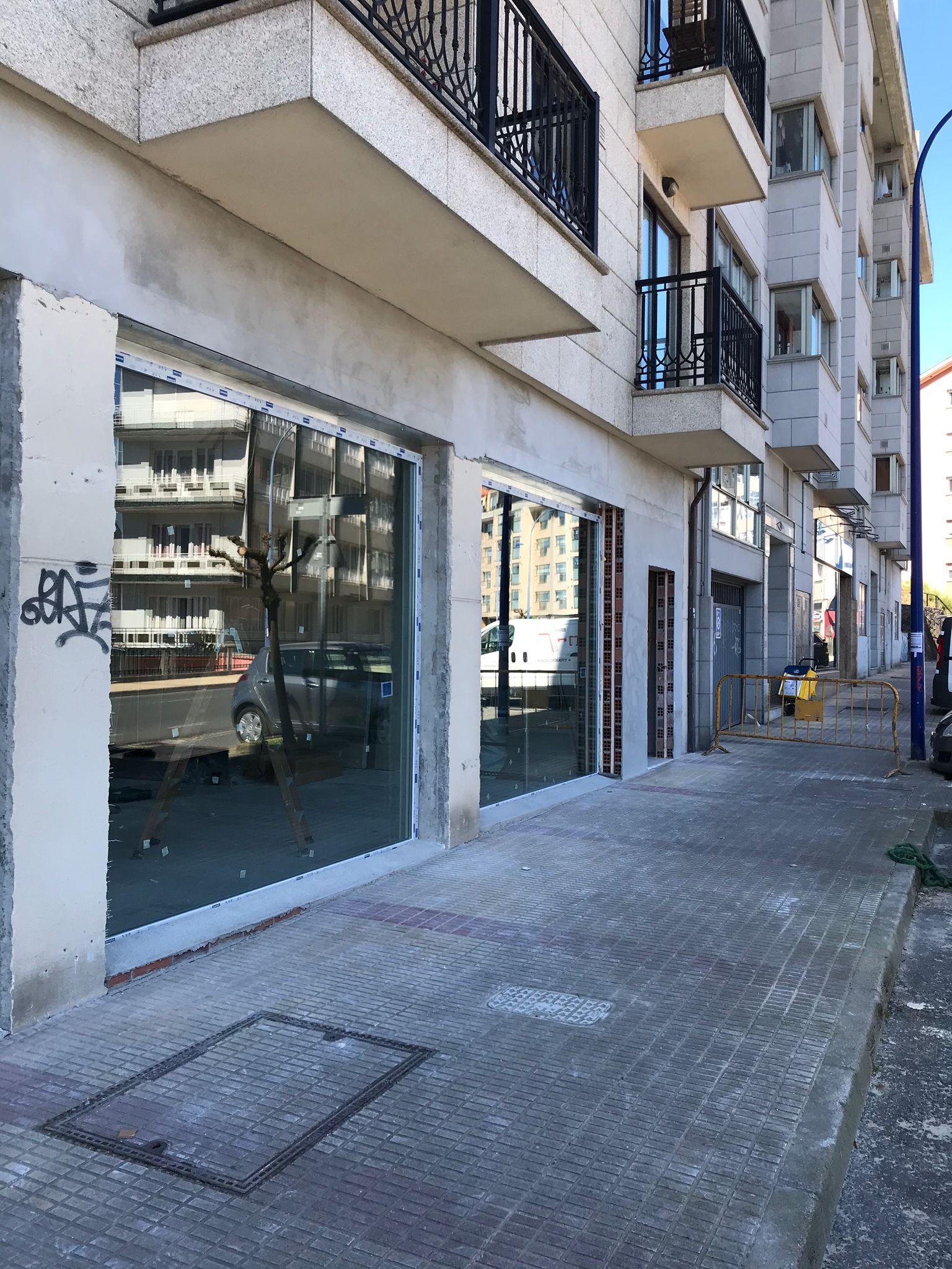 Cerramiento de Parafarmacia con carpintería de pvc y doble acristalamiento