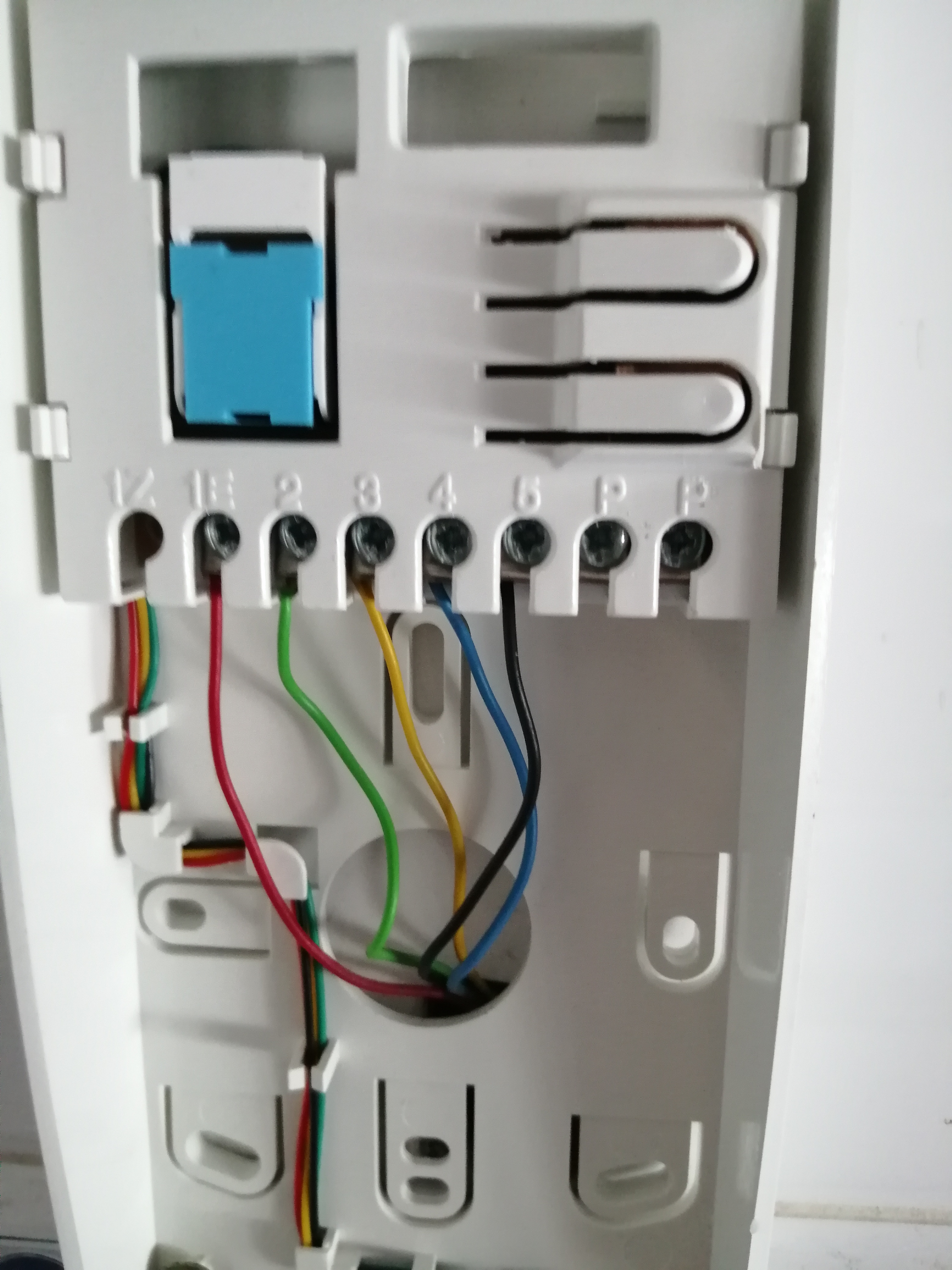 Instalando telefonillo tegui a un cliente.