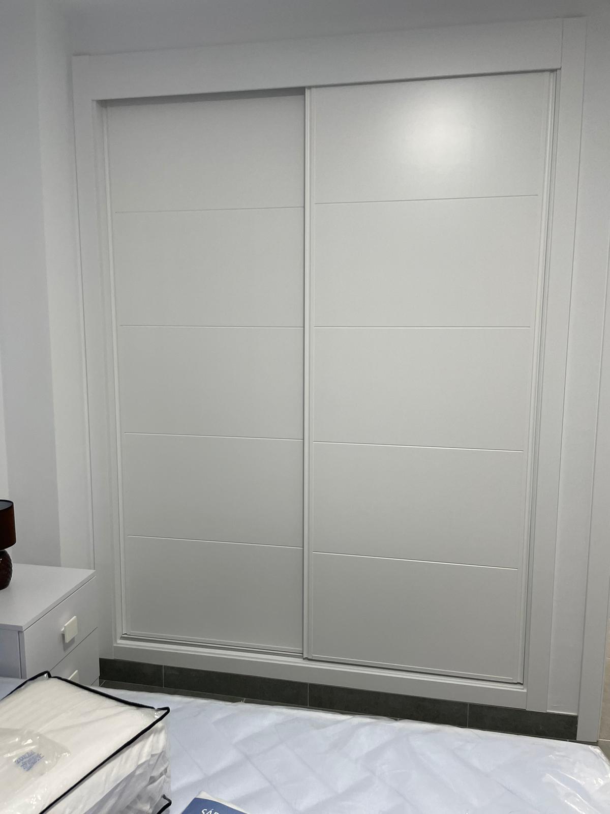 Armario a medida en blanco. Puertas Correderas..