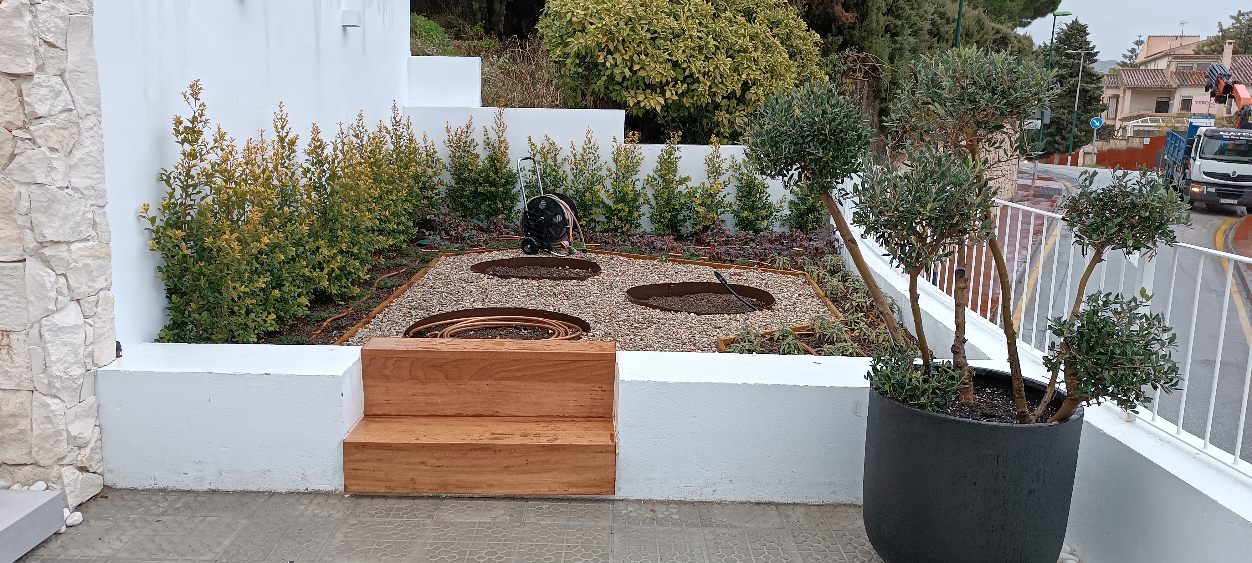 Jardín con grava y zonas de huerto.