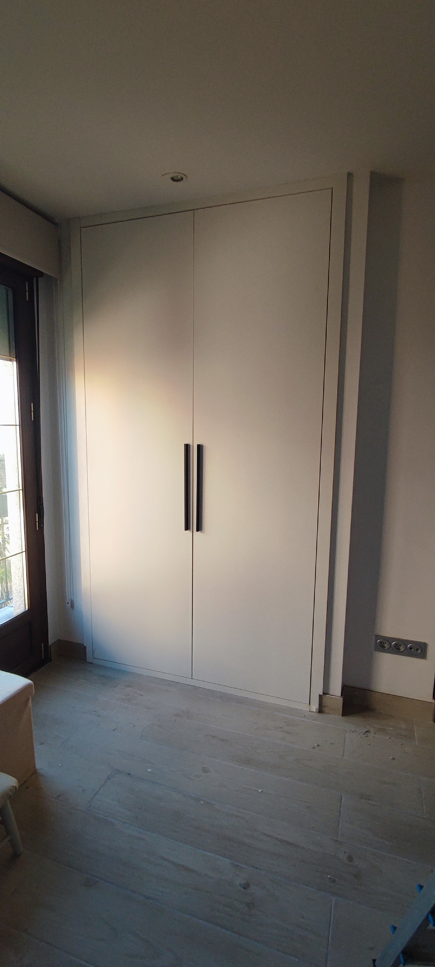Fabricación y montaje de armarios empotrados.