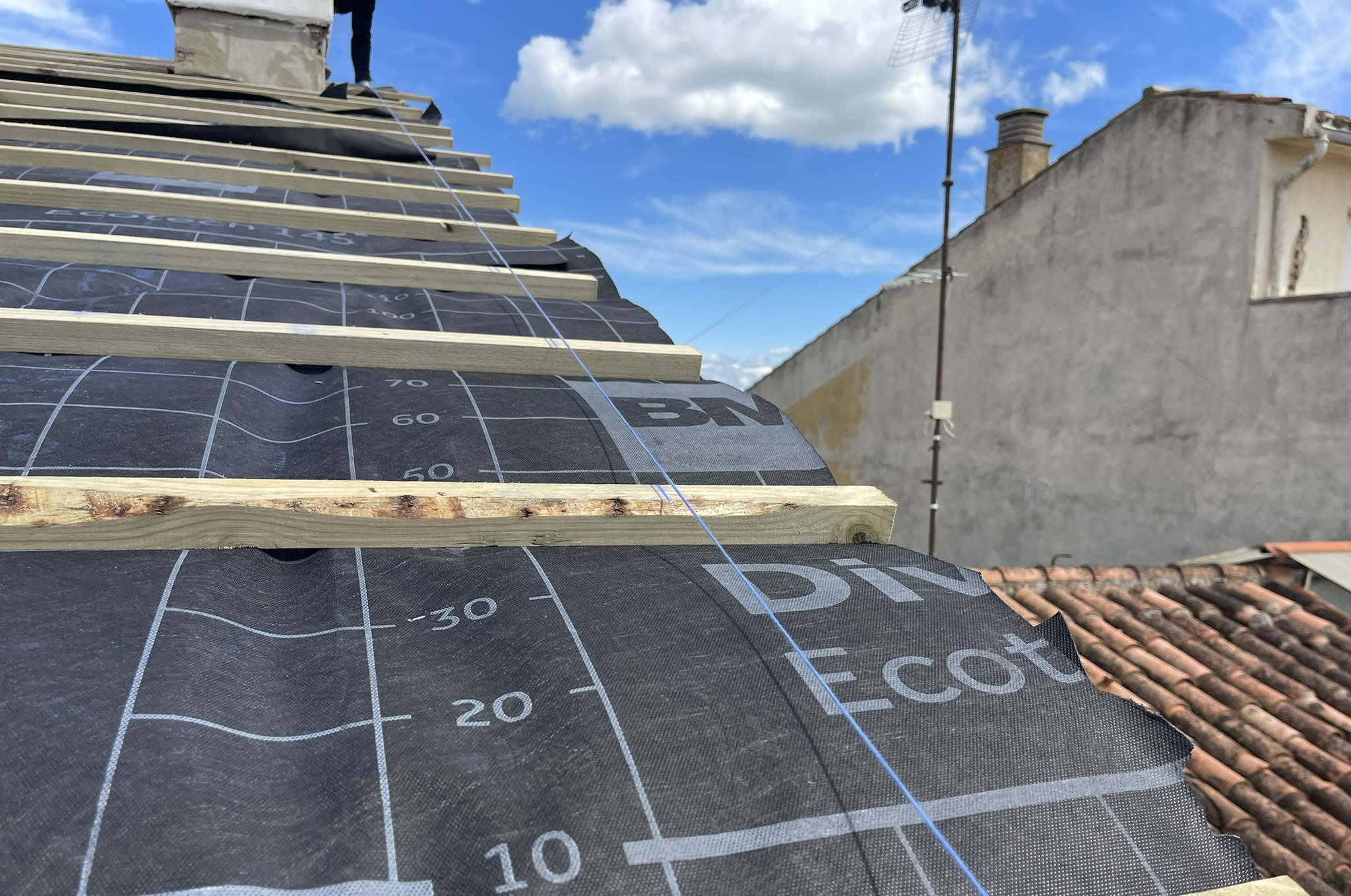 Instalación técnica de rastreles sobre lámina impermeable transpirable en cubierta inclinada