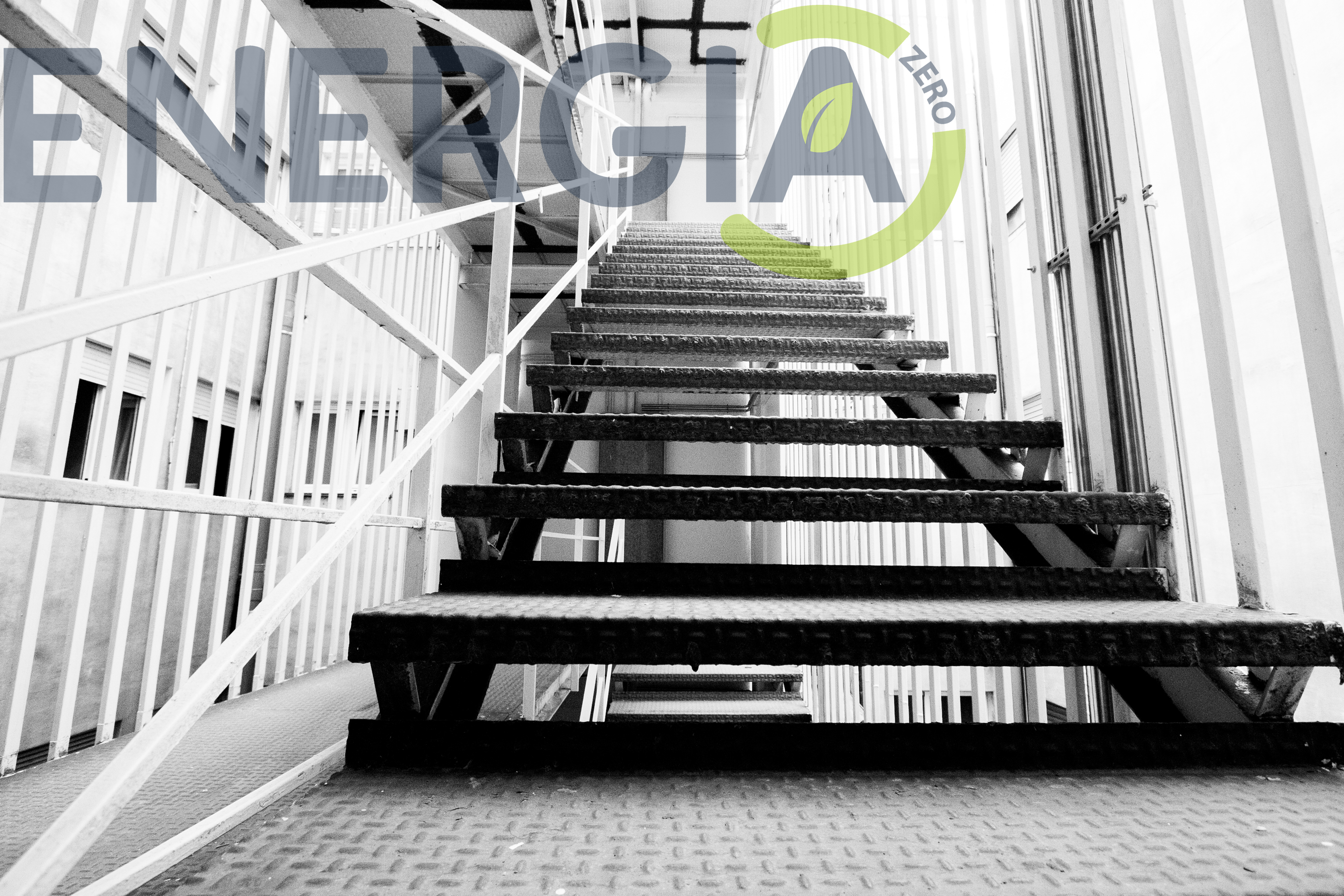 Rehabilitació escala d'incendi metàlica d'edifici de 15 plantes d'alçada. Carrer Huelva.