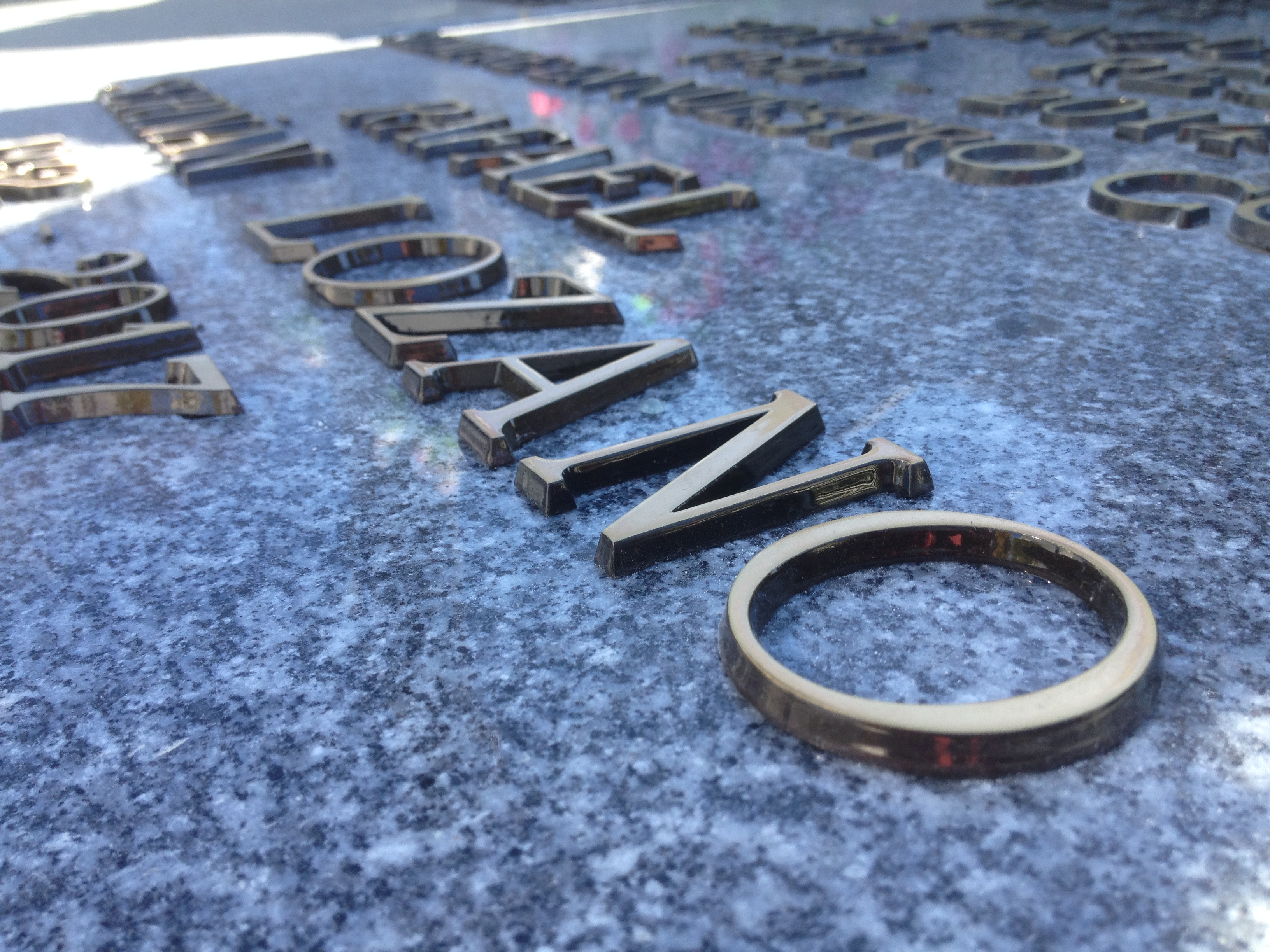 Inscripción letras de bronce