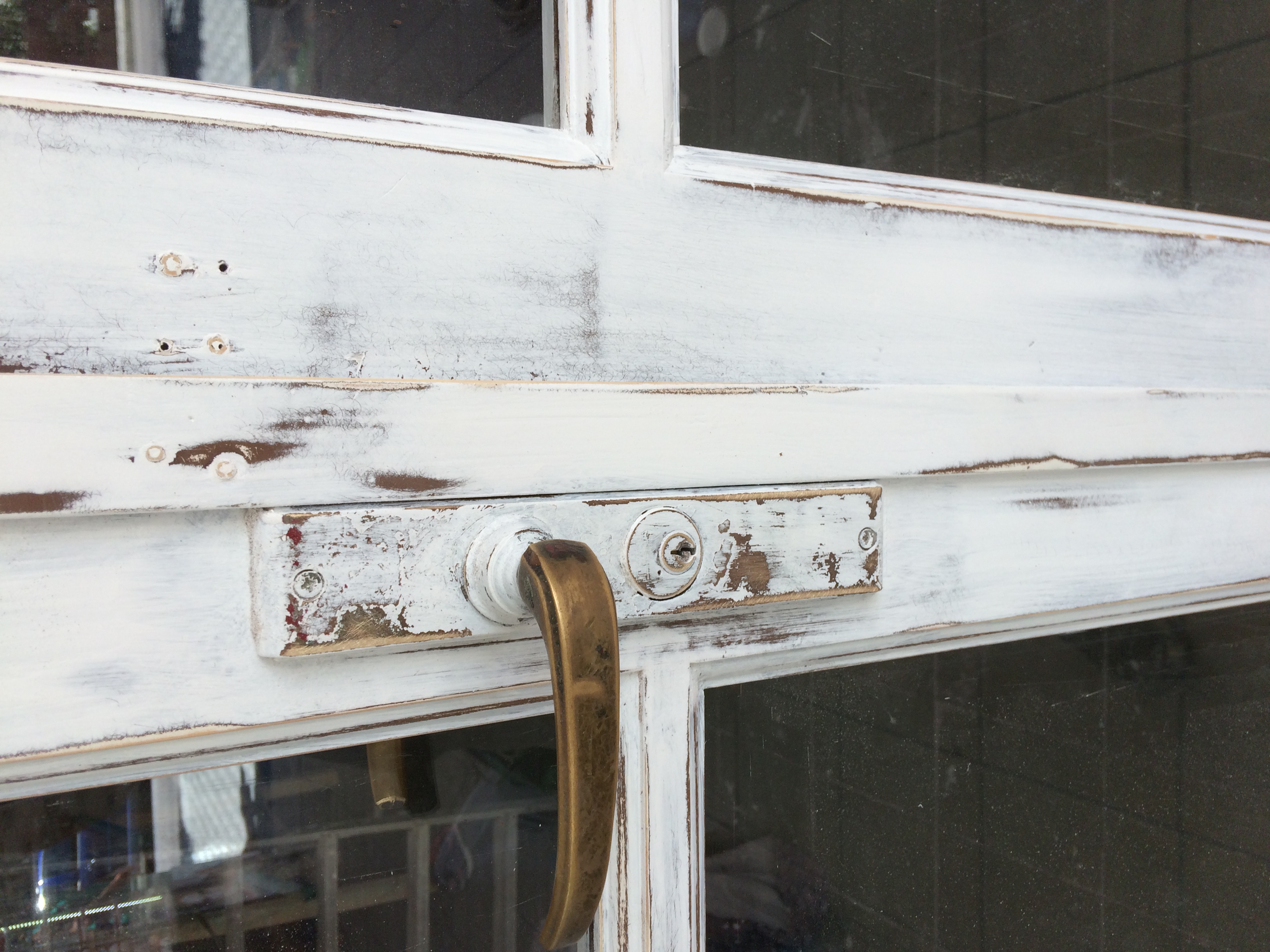 Envejecido de puerta entrada a local