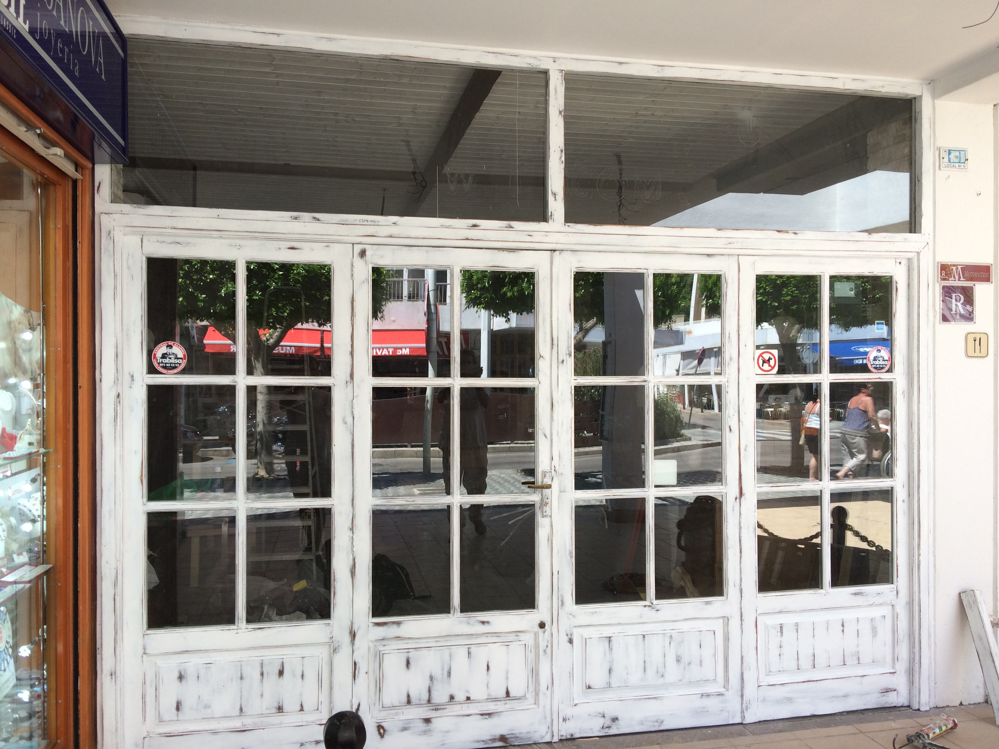 Envejecido puerta local