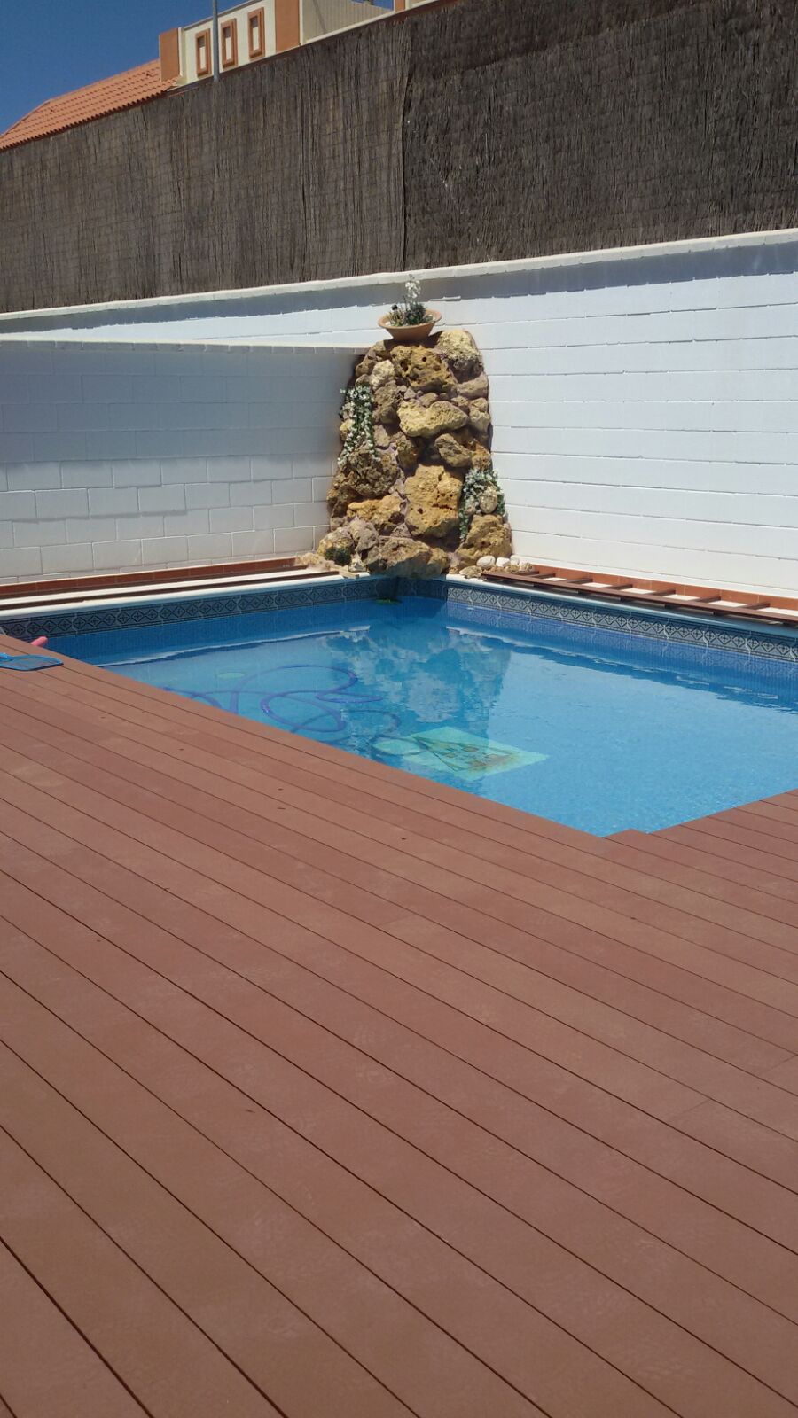 Tarima tecnológica en piscina