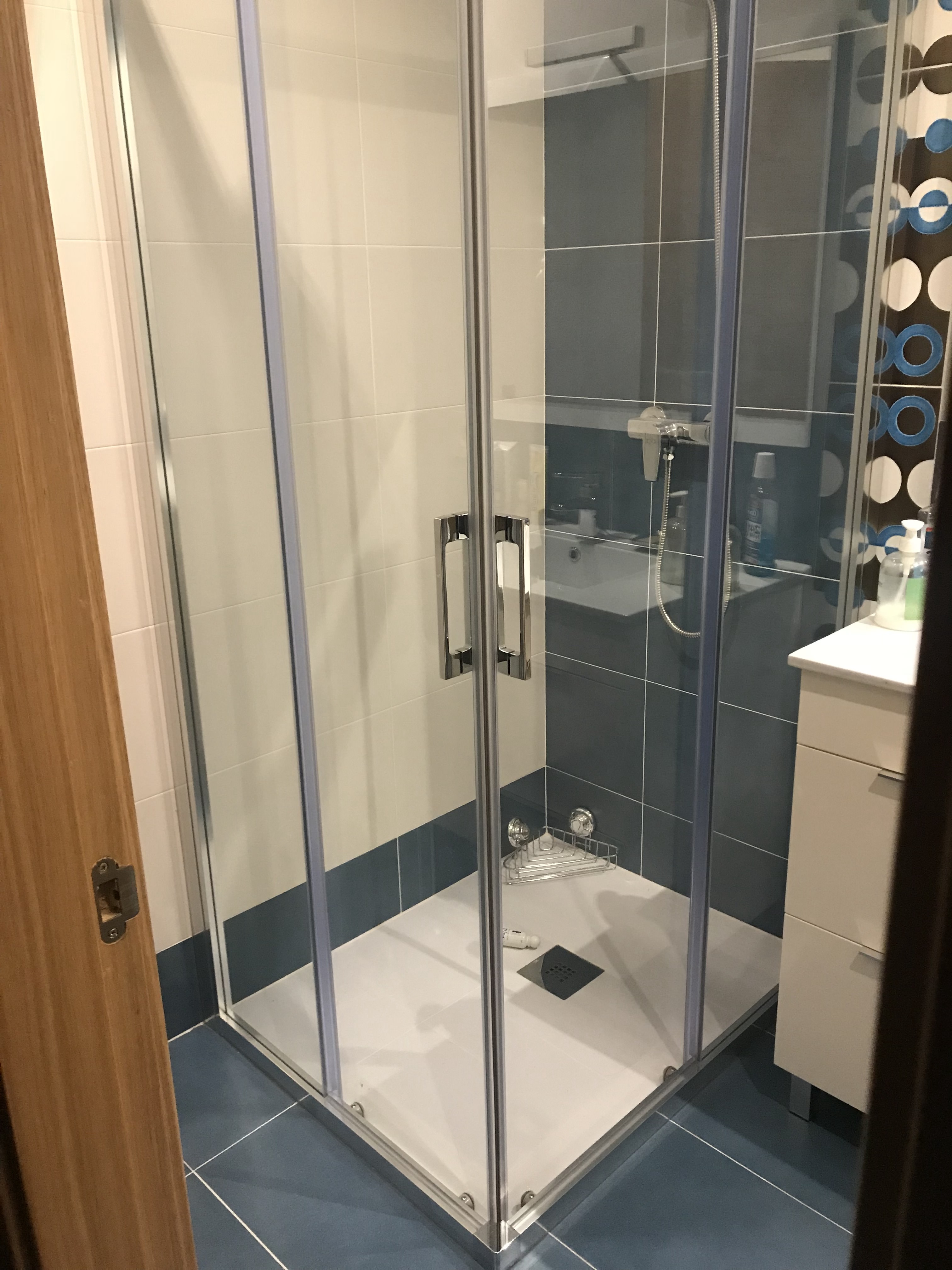 mampara y ducha bajo plato