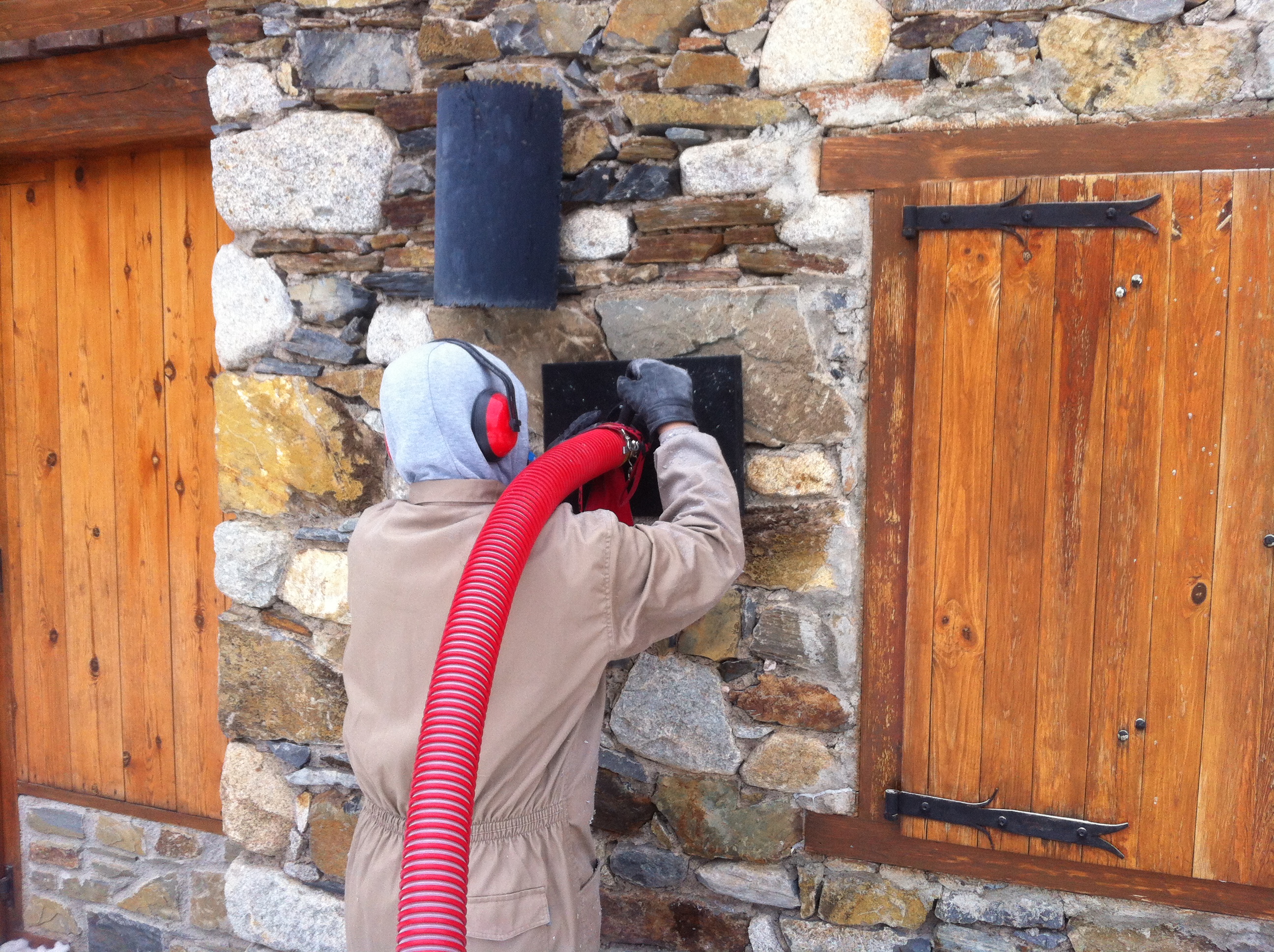 AISLAMIENTO INSUFLADO APLICANDO LA TÉCNICA ALEMANA XFLOC