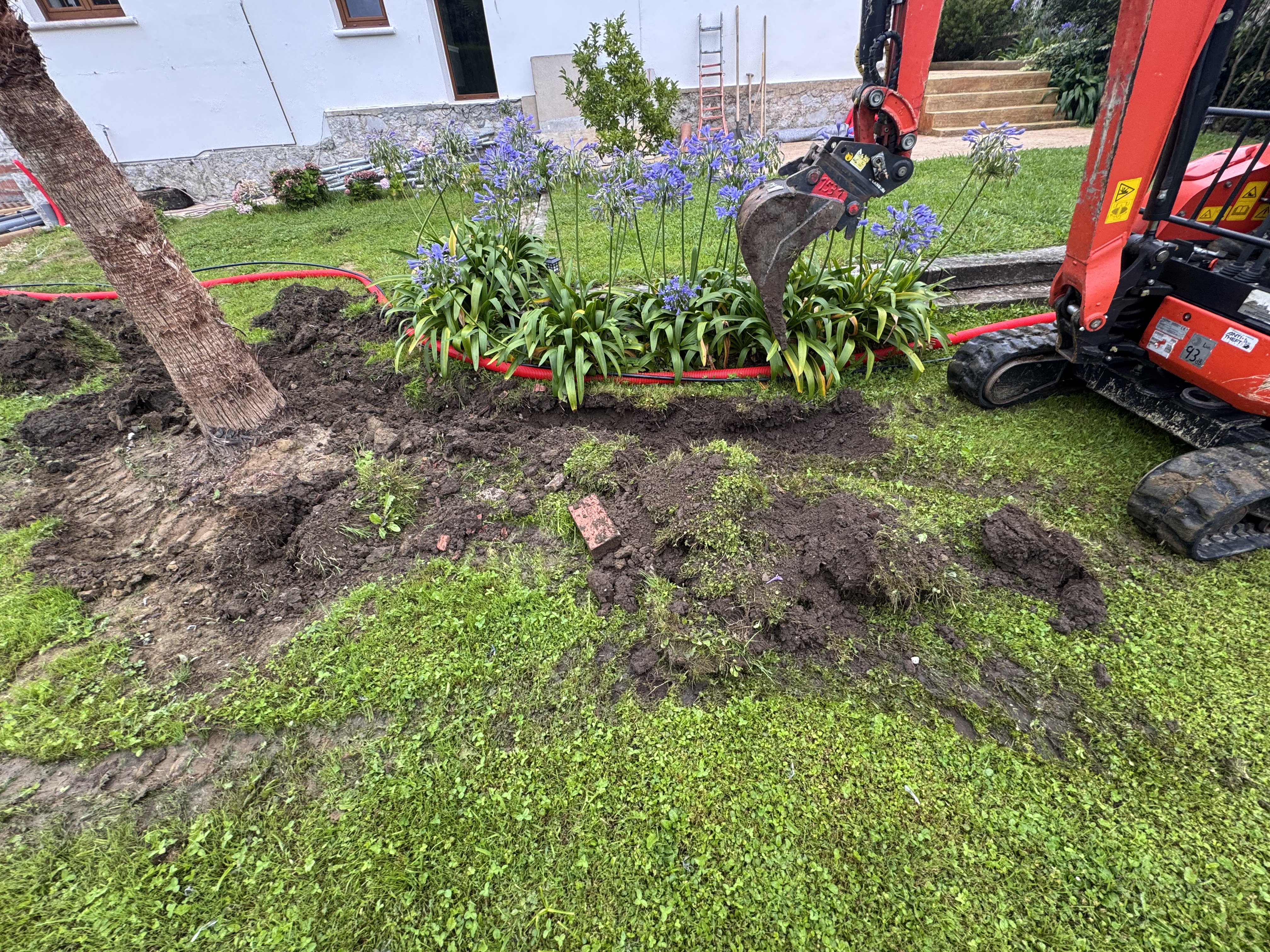 Abriendo zanja para soterrar tubo de luz