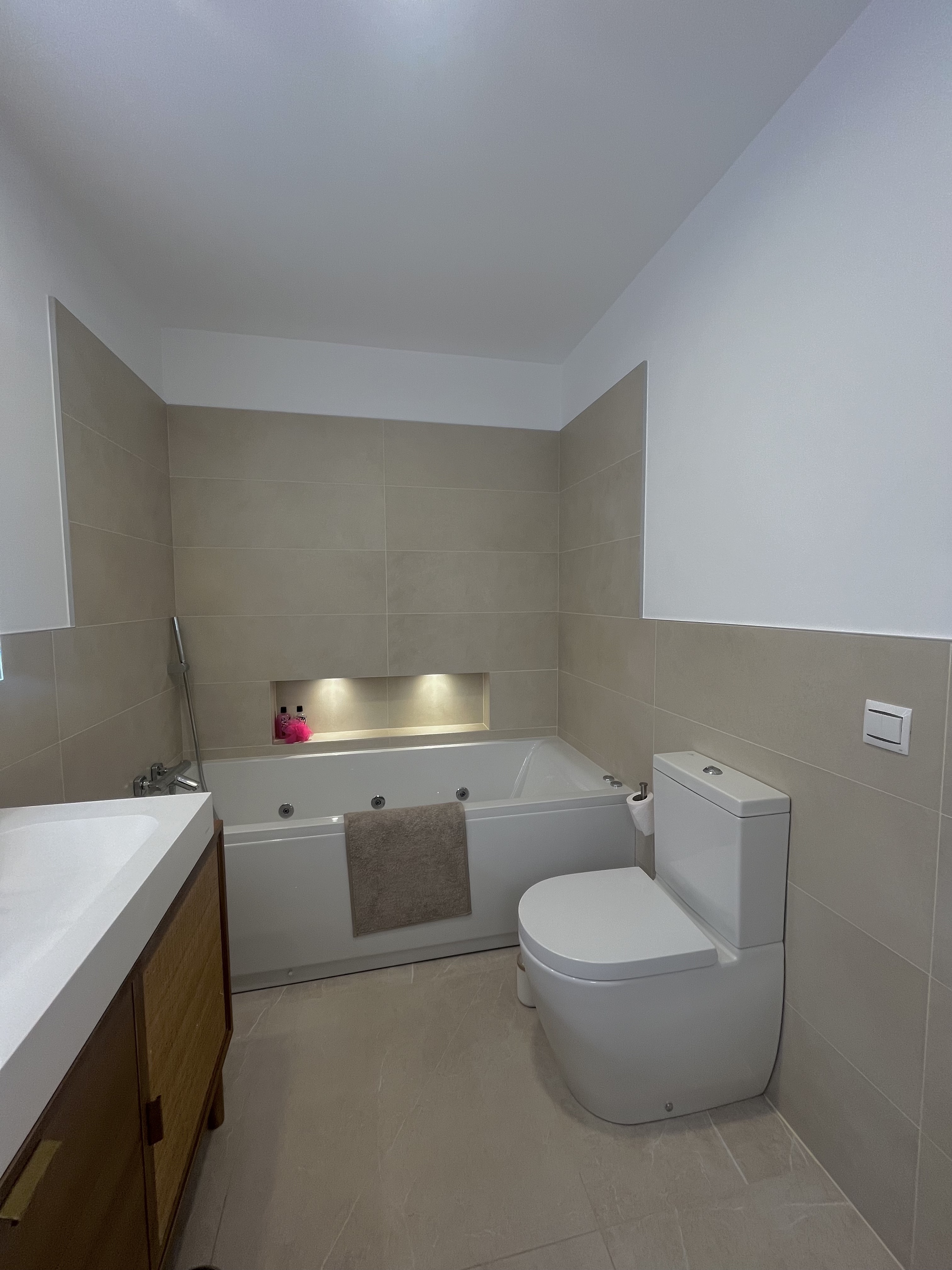 Resultado de alisado sobre azulejo antiguo + pintura interior blanco mate