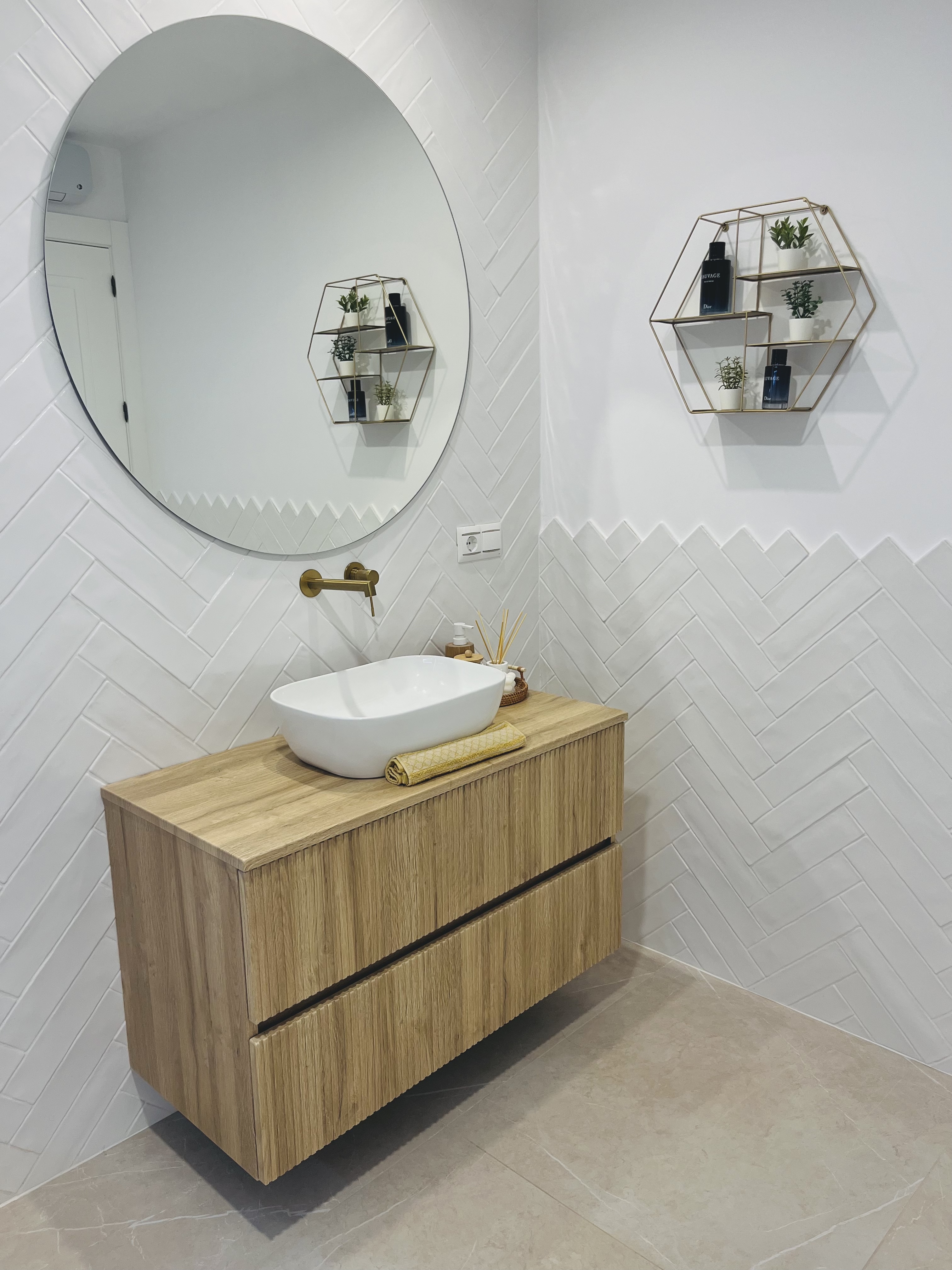 Resultado de alisado sobre azulejo antiguo + pintura interior blanco mate