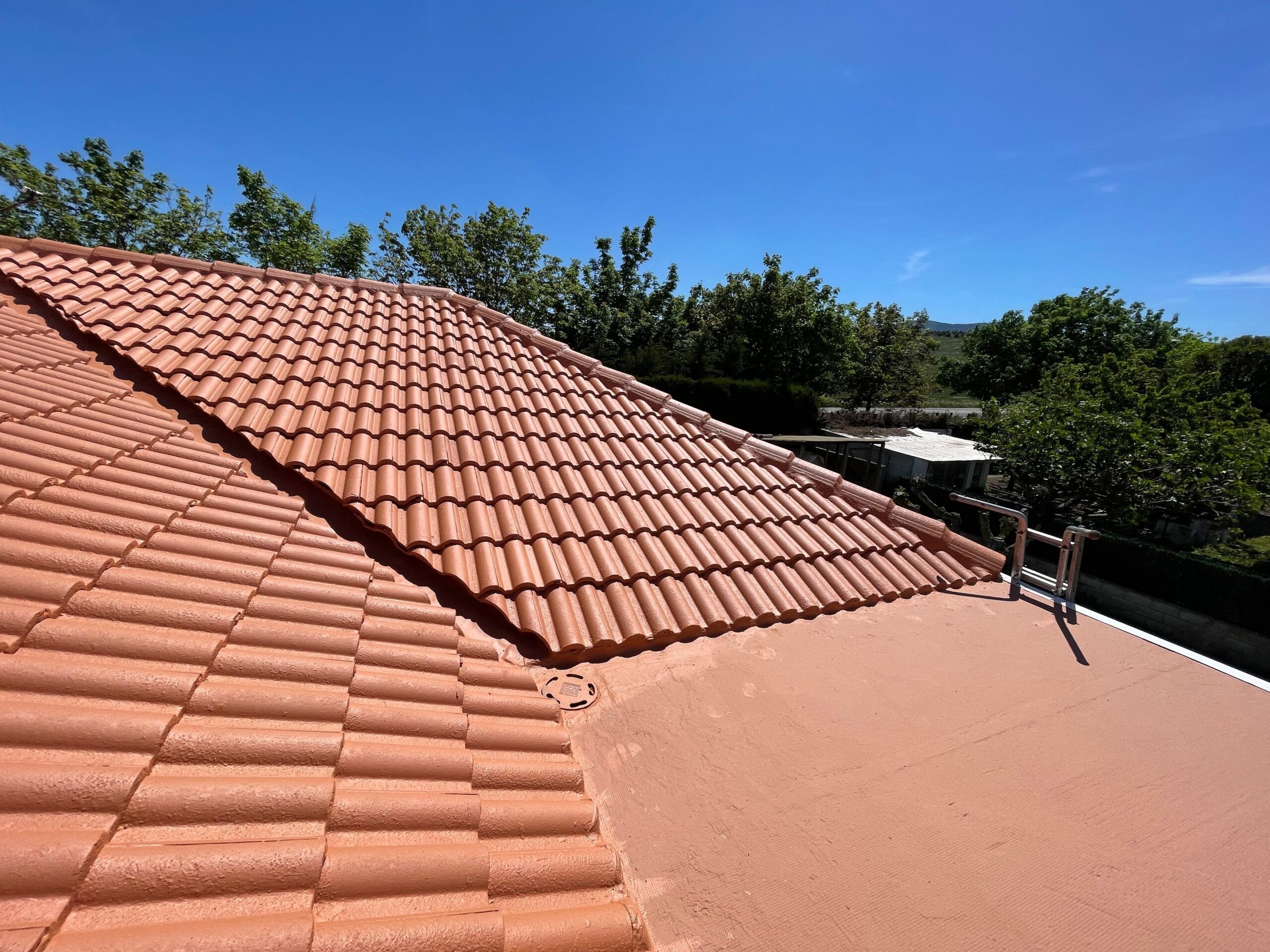 Rehabilitación e impermeabilización técnica de cubierta con sistema de poliuretano – Pamplona