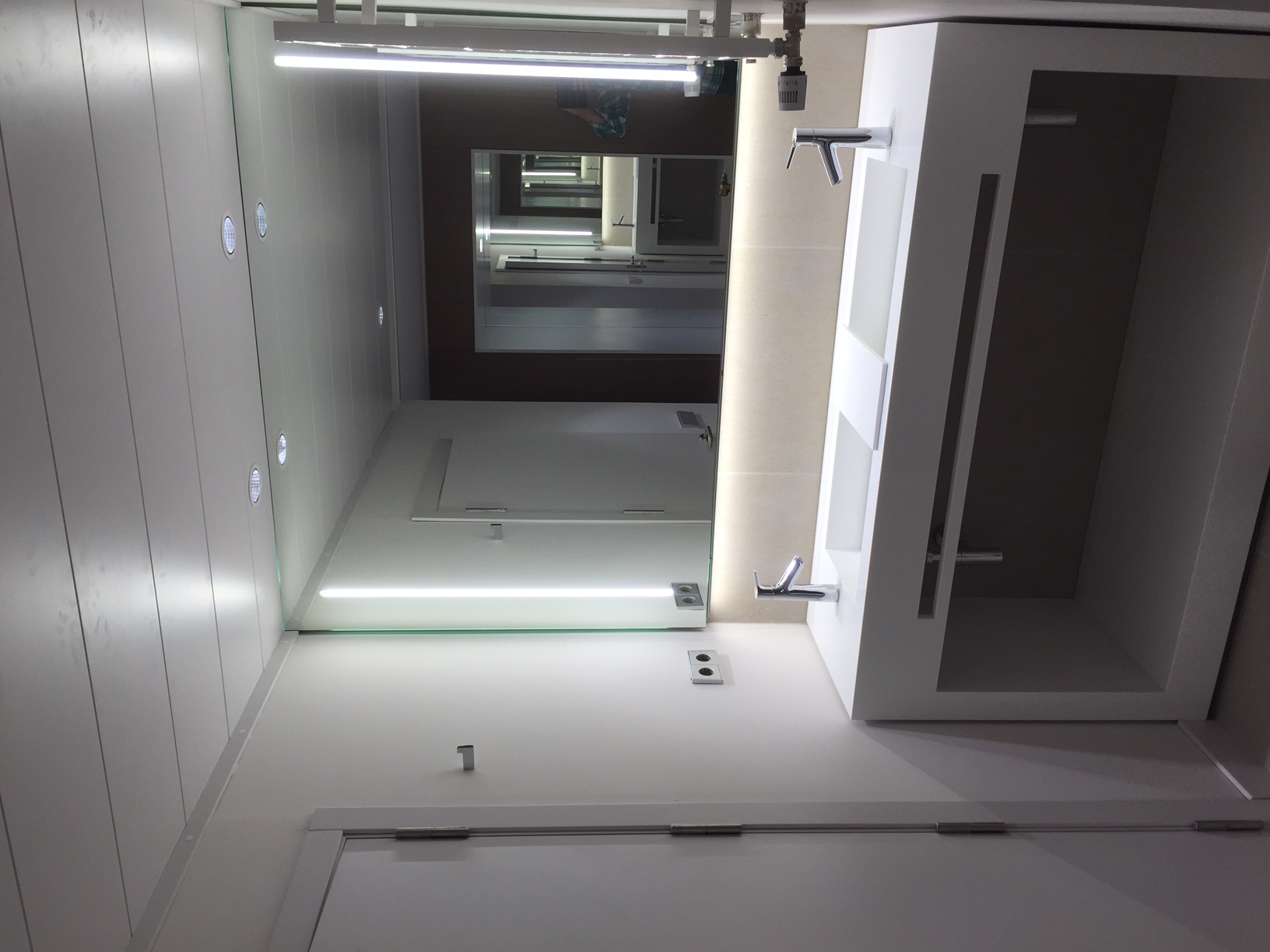 Detalle de mueble de baño en Corian