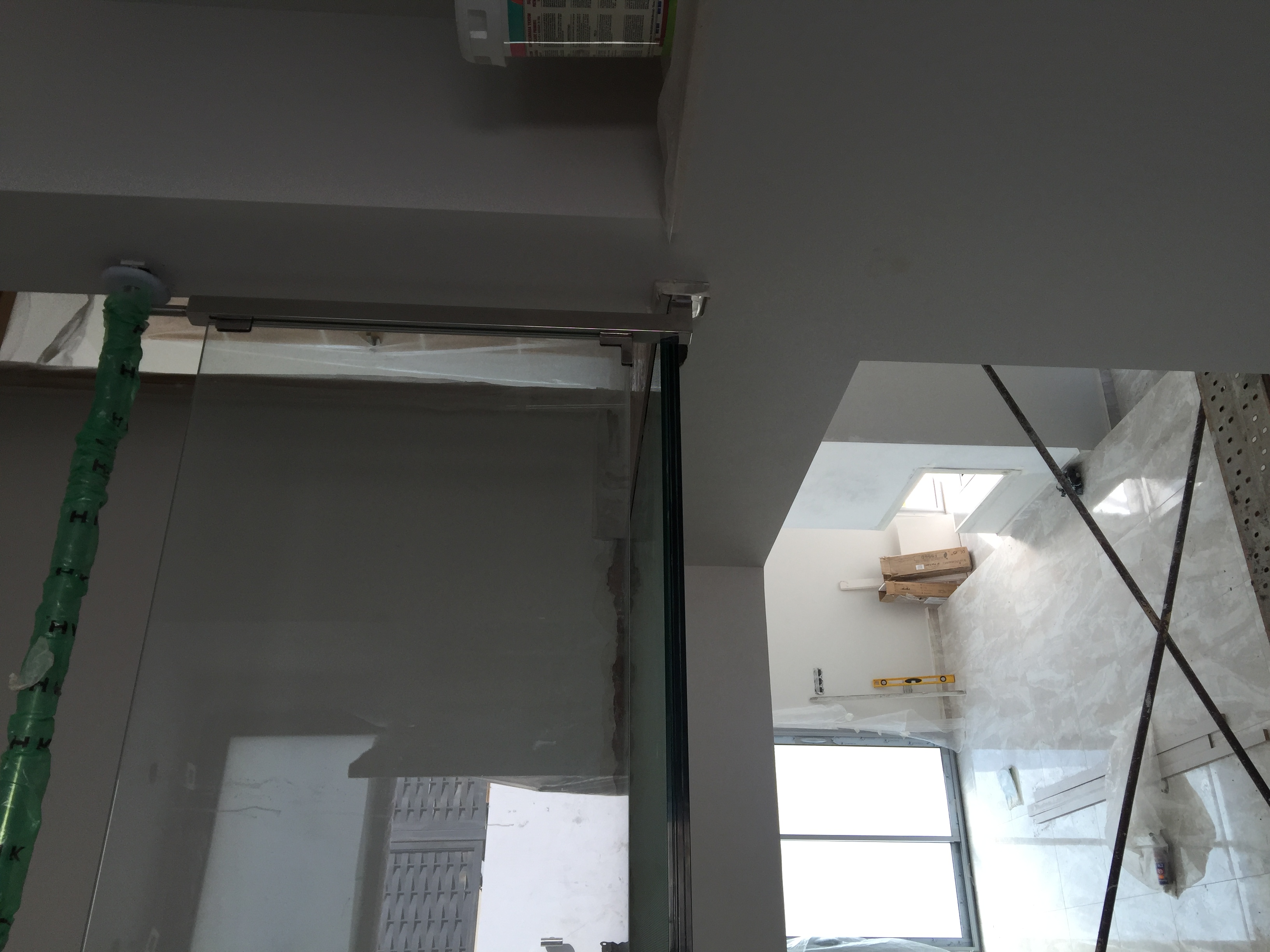 Subida escalera con suelo vidrio pisable