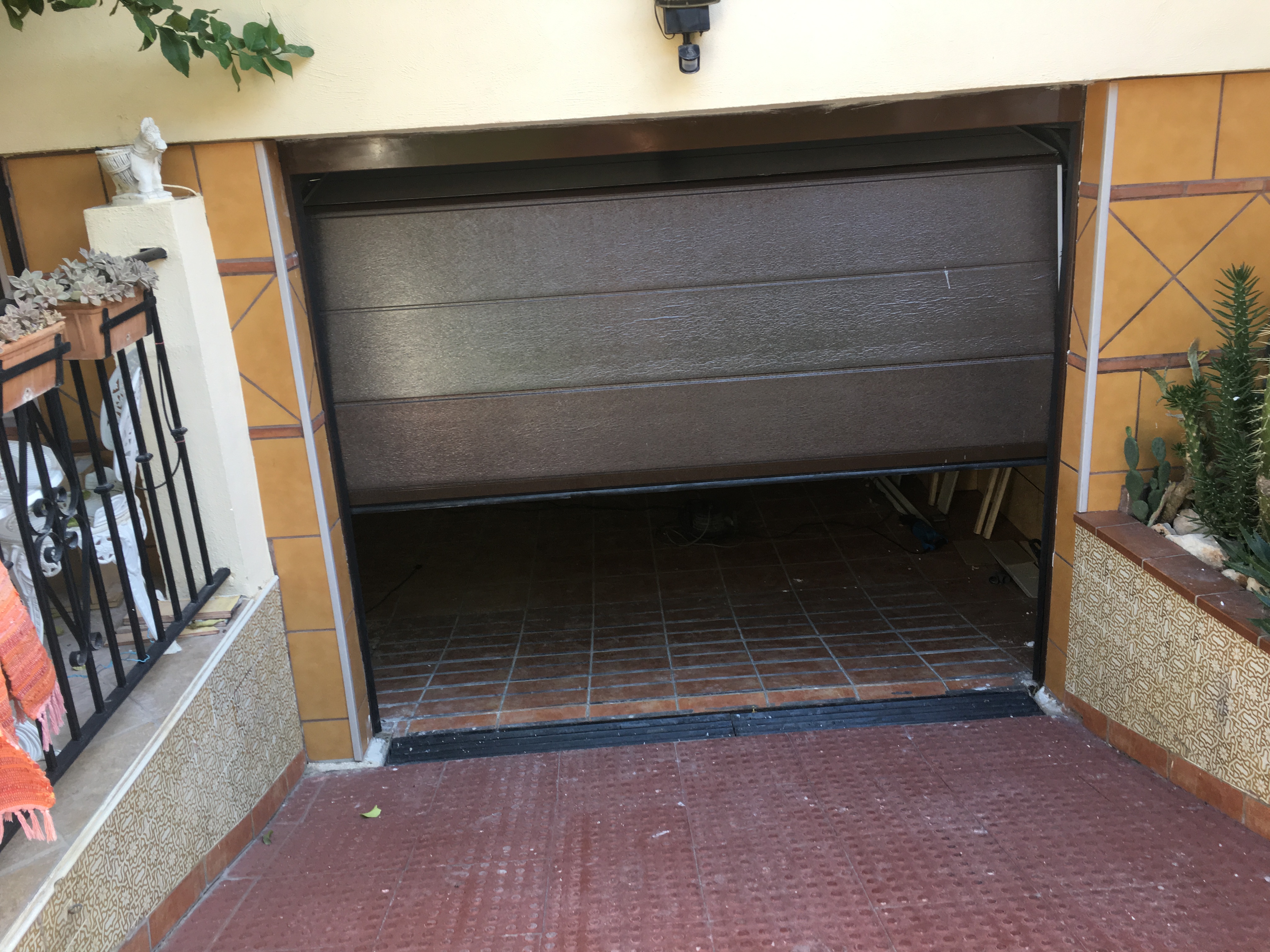 PUERTA SECCIONAL MARRON UNICANAL